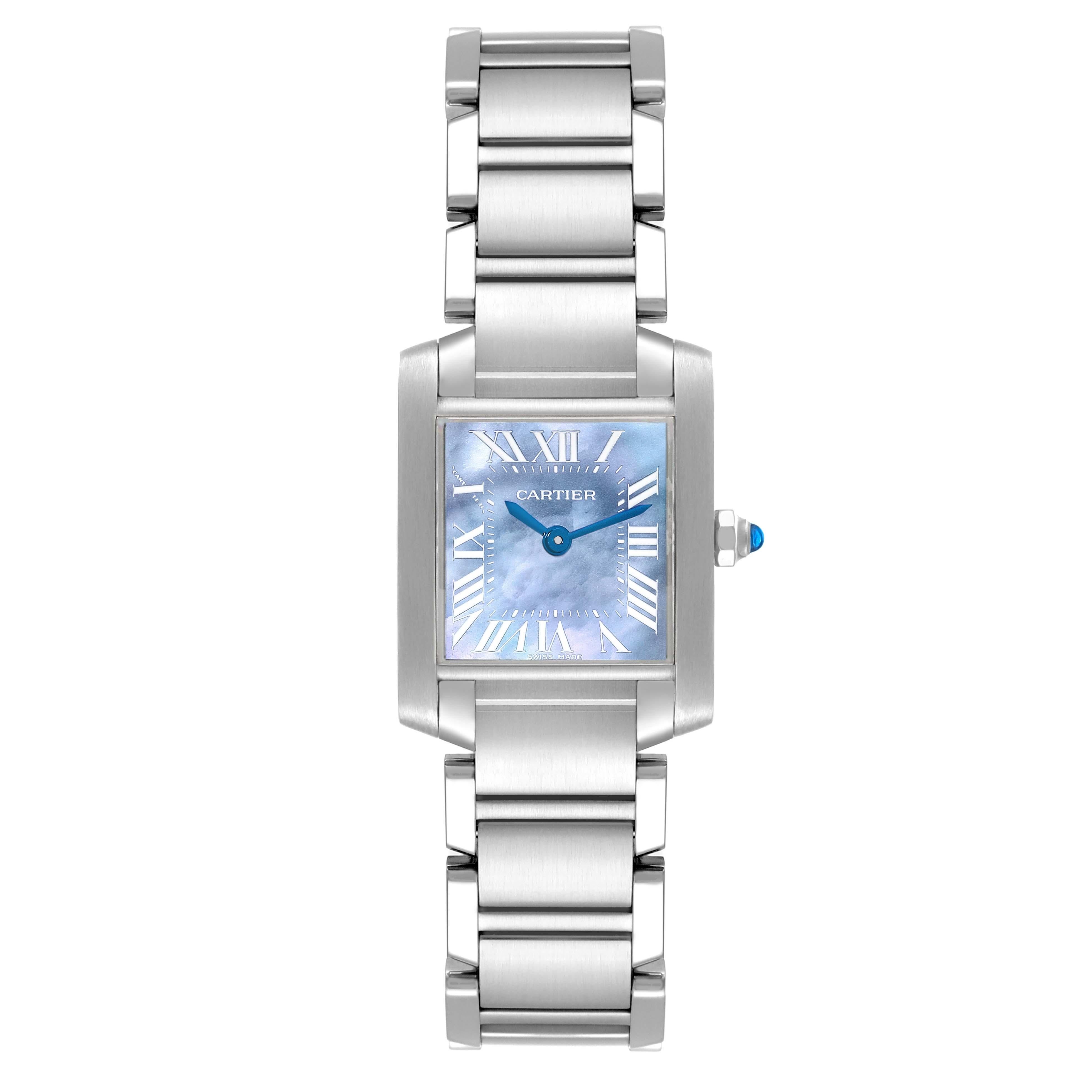 Cartier Tank Francaise Blau Perlmutt Zifferblatt Stahl Damenuhr W51034Q3. Quarzwerk. Rechteckiges Gehäuse aus Edelstahl 20,0 x 25,0 mm. Achteckige Krone, besetzt mit einem blauen Spinell-Cabochon. . Kratzfestes Saphirglas. Blaues Perlmuttzifferblatt