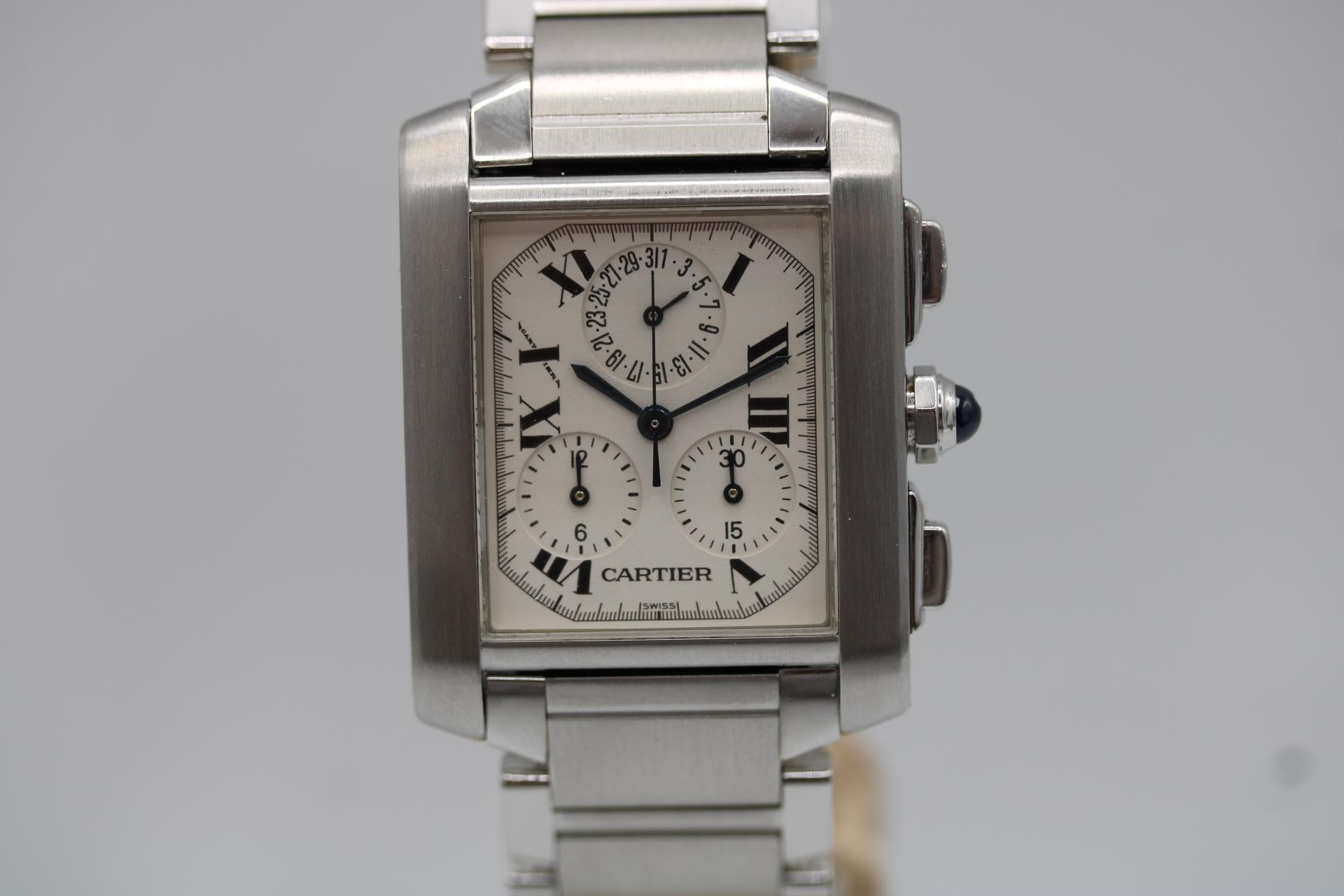 Chronographe Cartier Tank Française - Large 30mm - Modèle 2303 - Set complet avec service 2024
Cette Cartier Tank Française Large Chronograph (Ref : 2303) est le choix idéal pour les collectionneurs et les amateurs de Cartier à la recherche d'un