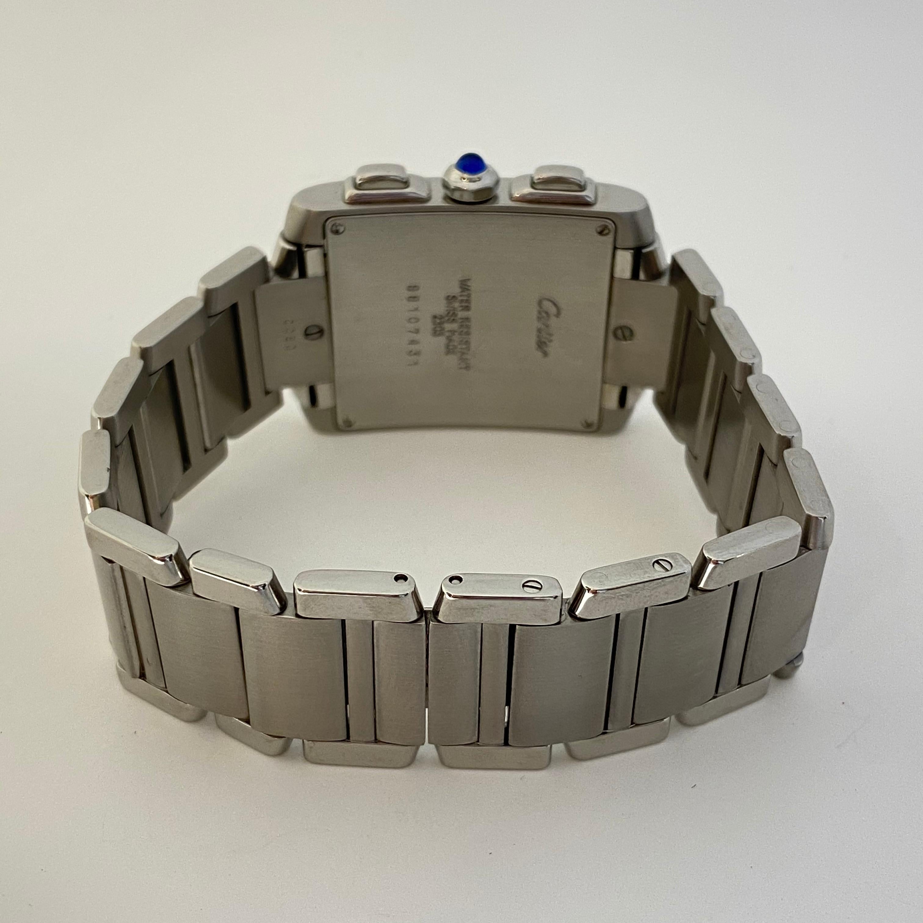 Cartier Tank Francaise d'occasion conçue en acier inoxydable. La montre est dotée d'un mouvement à pile, de trois sous-cadrans, d'une couronne en cabochon bleu, de deux boutons-poussoirs, d'un bracelet à maillons et d'un fermoir déployant double