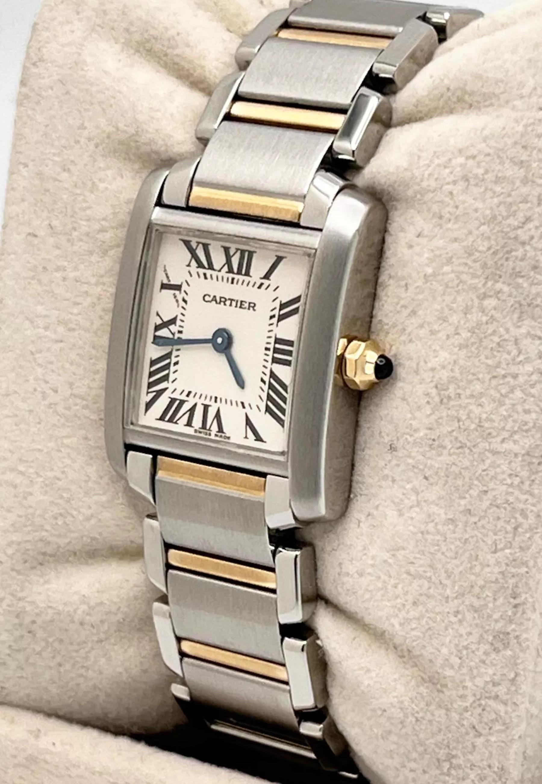 Numéro de style : 2384
Modèle : Cartier Tank Francaise 
Matériau du boîtier : Acier inoxydable 
Bande : or jaune 18K et acier inoxydable 
Lunette :  Acier inoxydable 
Cadran : blanc ivoire
Visage : Cristal saphir 
Taille du boîtier : 20 mm x 25 mm