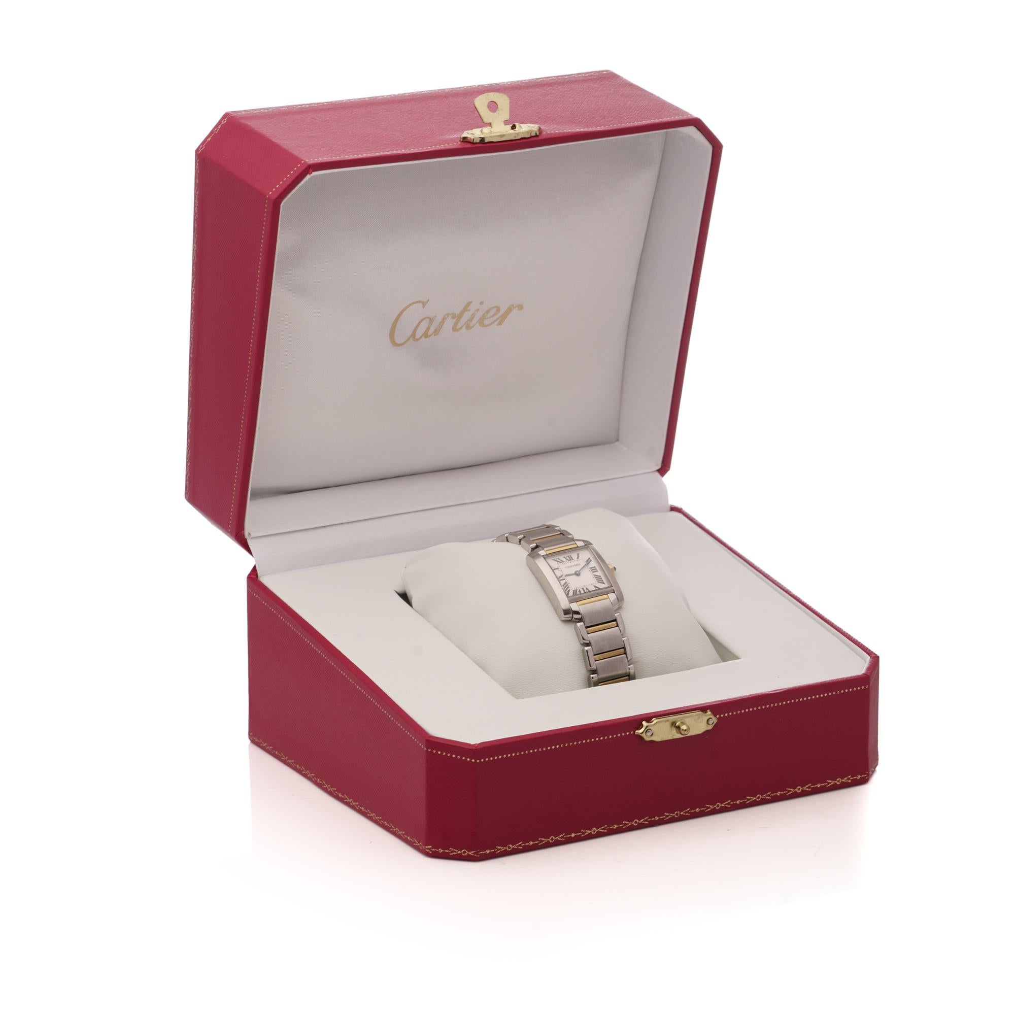 Eine klassische Cartier Tank Française Damenarmbanduhr aus Edelstahl und 18 Karat Gelbgold. Das versilberte Zifferblatt weist kräftige schwarze römische Ziffern, schwarze innere Minutenteilungen mit Fünf-Minuten-Markierungen und eine diskrete
