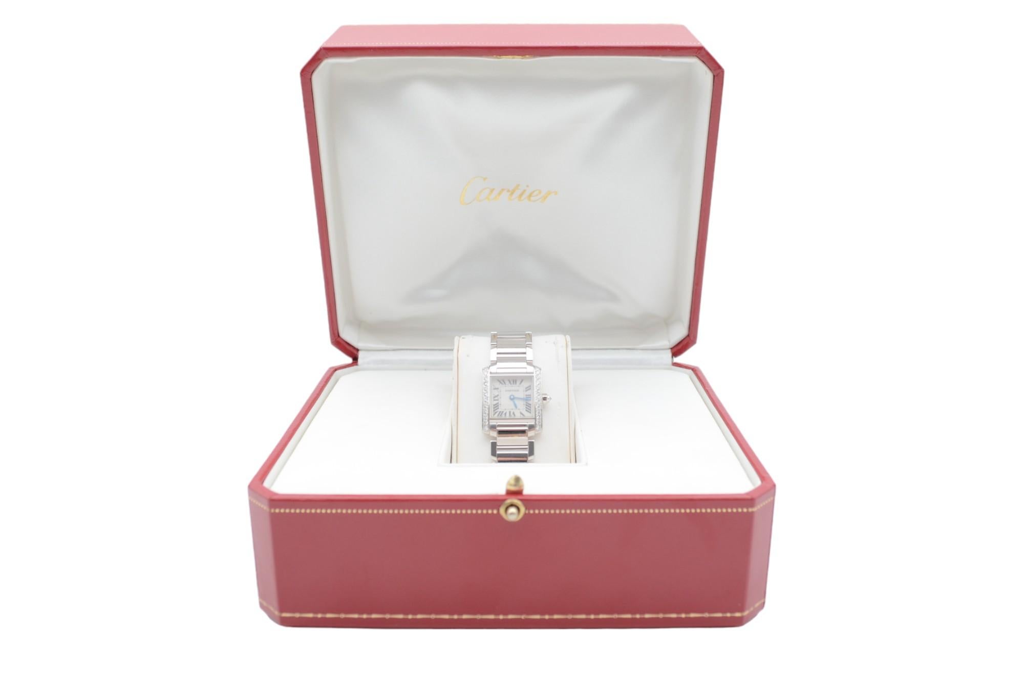 El reloj está en muy buen estado y funciona bien. La longitud total de la pulsera (caja+pulsera) es de 17 cm. Presenta ligeros signos de desgaste y arañazos. El reloj viene con la caja original, junto con una tarjeta de garantía de AGS Jewelry. Para