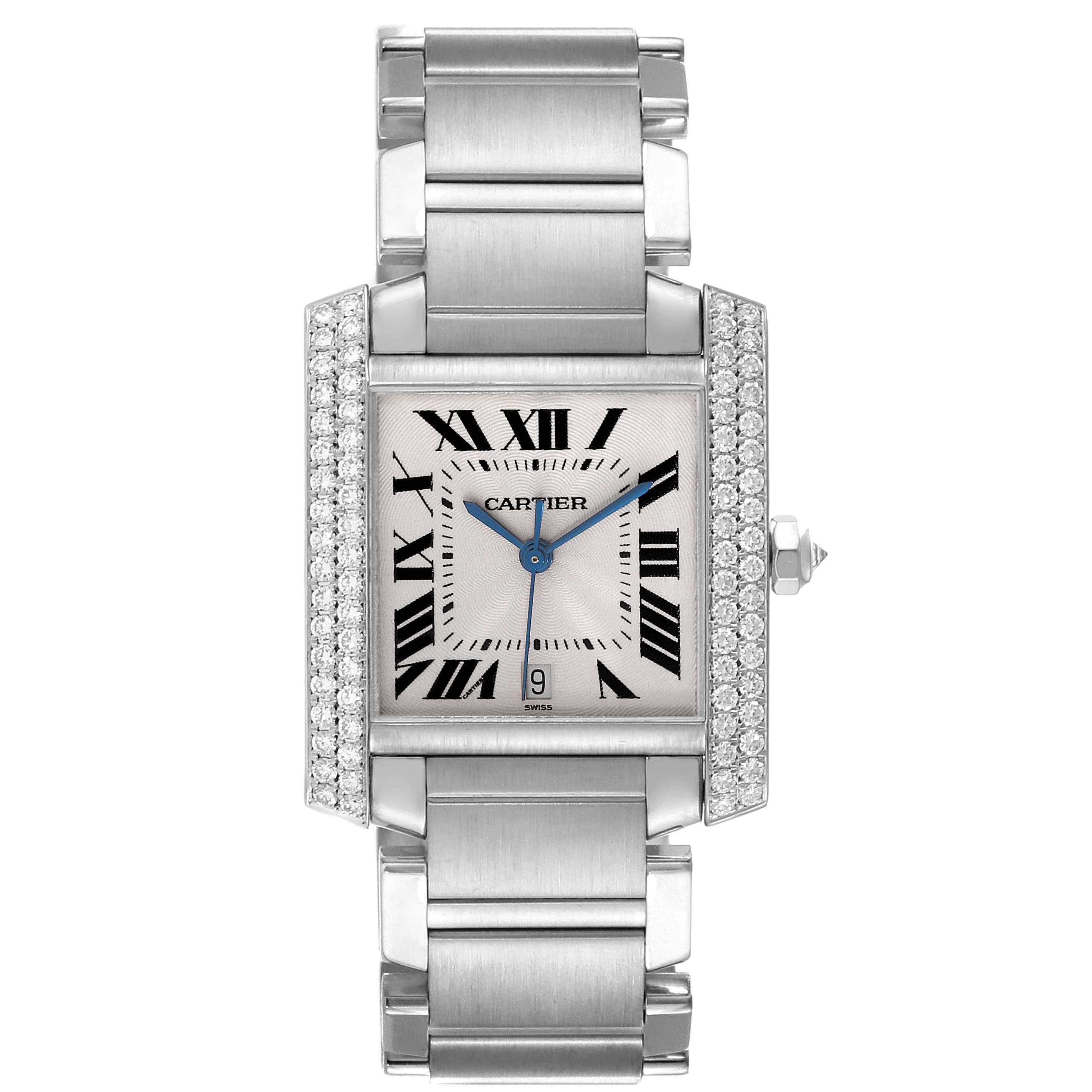 Reloj unisex Cartier Tank Francaise grande de oro blanco de 18 quilates con diamantes 2366. Movimiento automático de cuerda automática. Caja rectangular de oro blanco de 18 quilates de 28,0 x 32,0 mm. Corona octogonal engastada con un diamante.