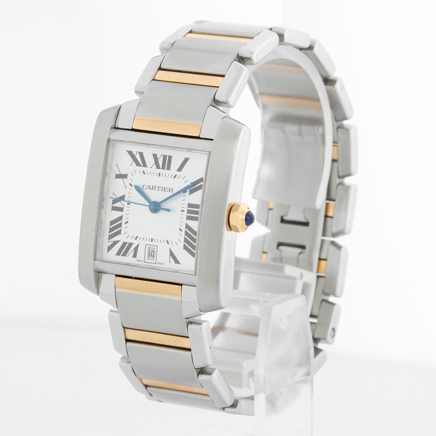 Cartier Tank Francaise Men's 2-Tone Steel & Gold Automatic Watch W51005Q4 2302 - Automatic. Acier inoxydable et or jaune  ( 28 x 35 mm ) ; date à 6 heures avec couronne en spinelle bleu. Cadran argenté guilloché avec chiffres romains. Acier