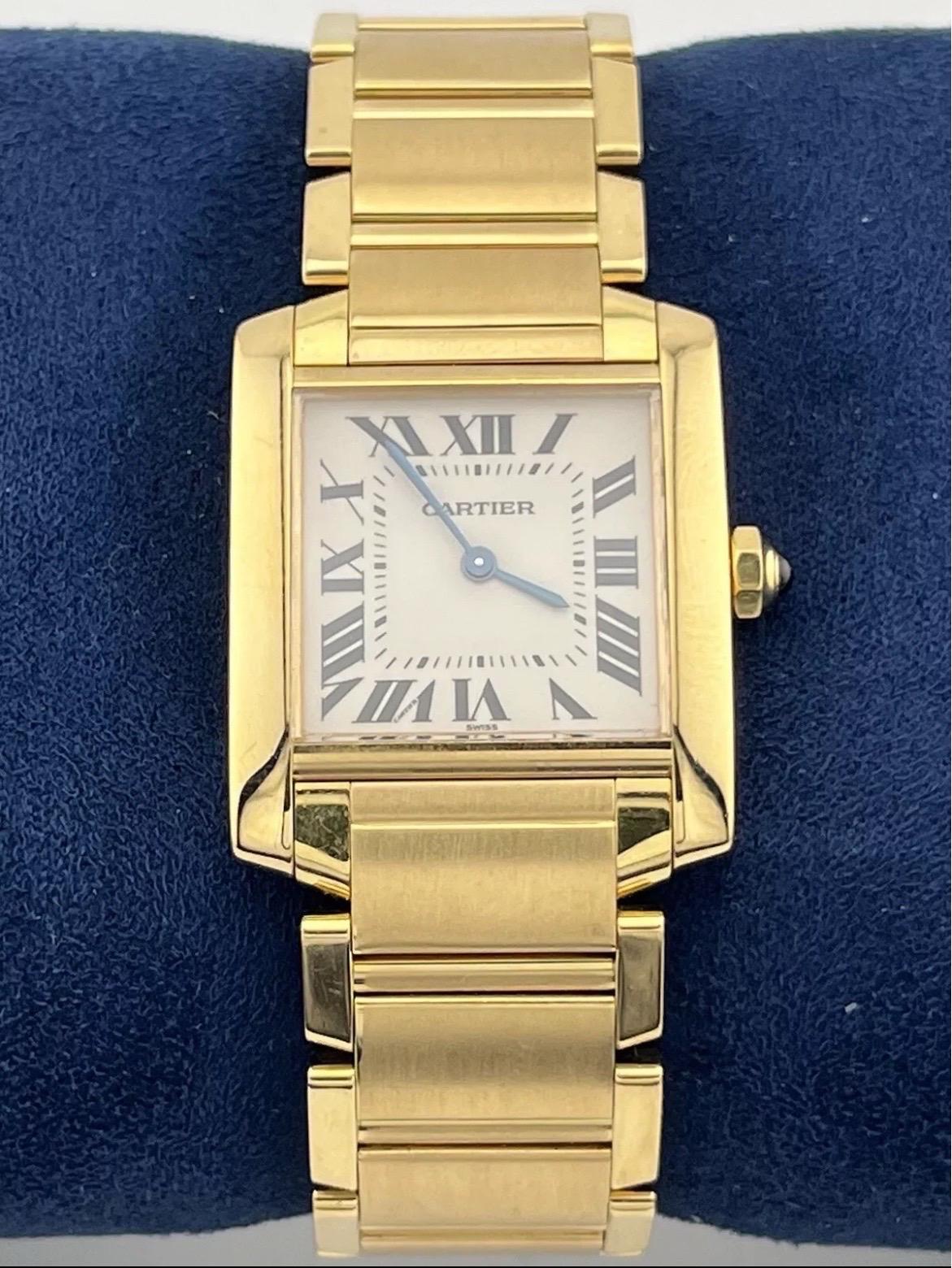 Véritable icône du luxe et du design intemporel, la Tank Française de Cartier est un chef-d'œuvre d'élégance et de précision. Ce modèle féminin de taille moyenne, fabriqué en or jaune 18 carats massif, incarne l'équilibre parfait entre la