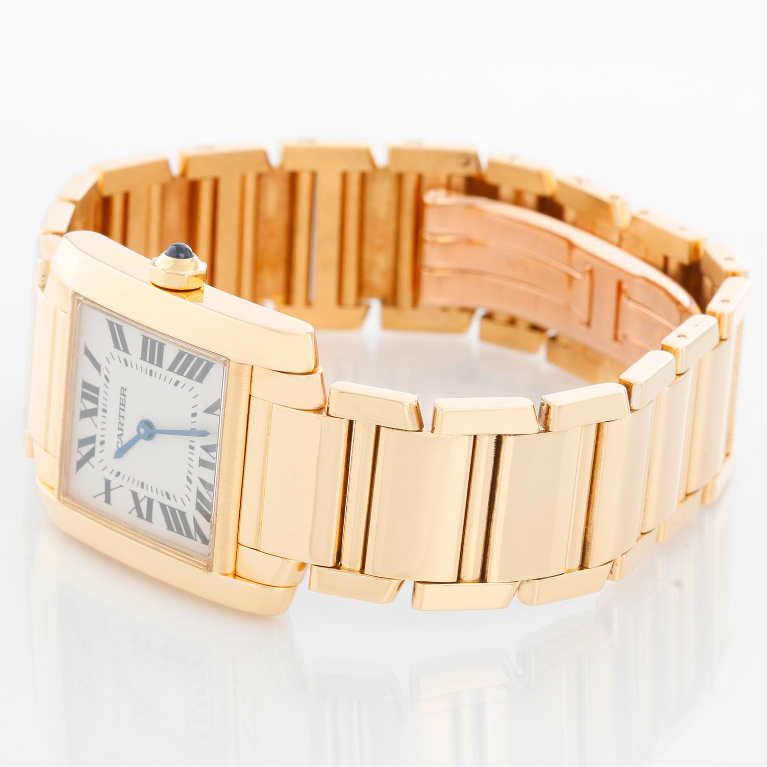 Cartier Tank Francaise Midsize 18k Gelbgold Uhr W50003N2 1821 - Quarz. Gehäuse aus 18 Karat Gelbgold; blaue Saphir-Cabochon-Krone (25 mm x 30 mm). Elfenbeinfarbenes Zifferblatt mit schwarzen römischen Ziffern. Cartier Armband aus 18 Karat Gelbgold.