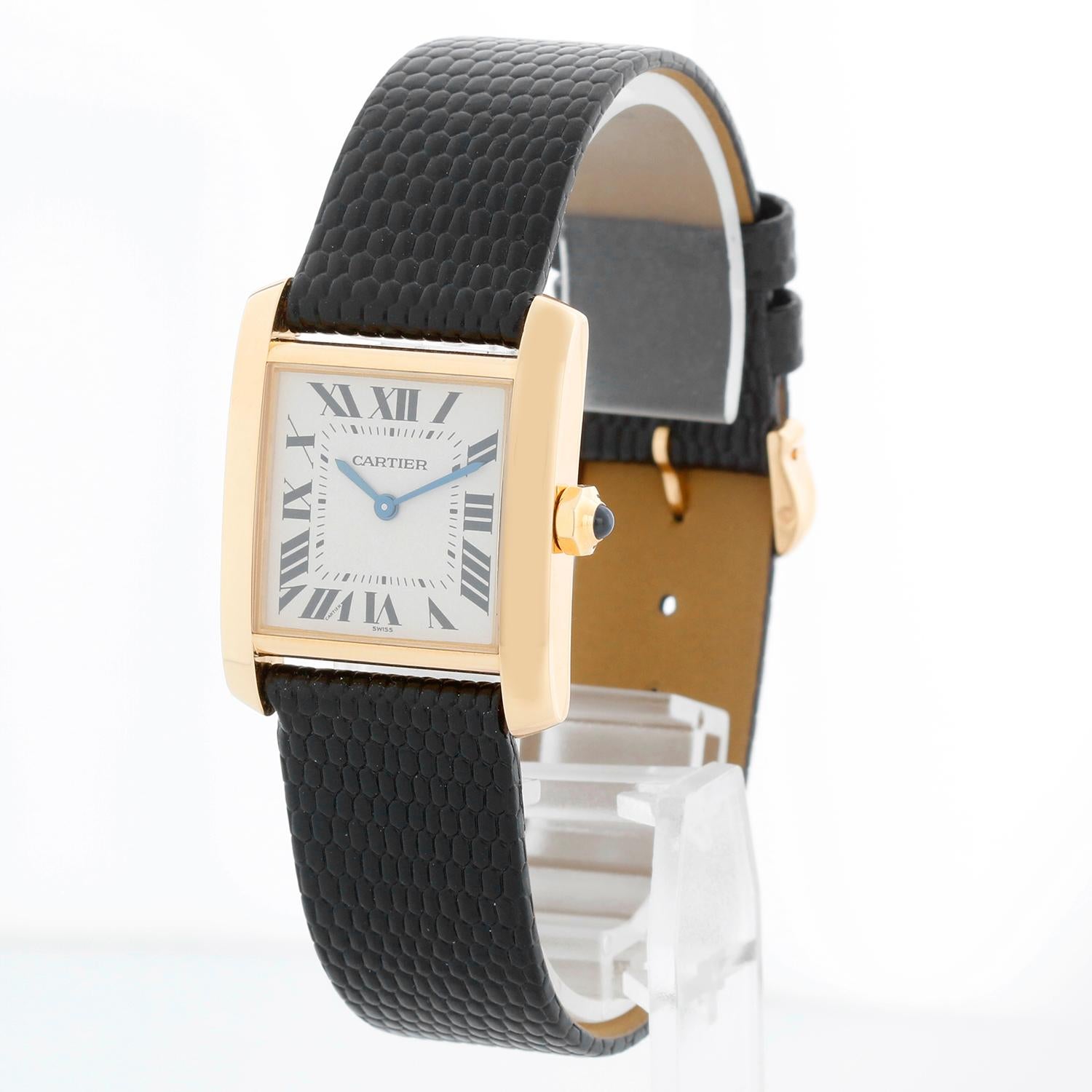 Montre Cartier Tank Francaise Midsize en or jaune 18k W50003N2 1821 - Quartz. Or jaune 18k  couronne cabochon en saphir bleu (25 mm x 30 mm). Cadran ivoire avec chiffres romains noirs. Bracelet avec boucle ardillon en or de Cartier. D'occasion, avec