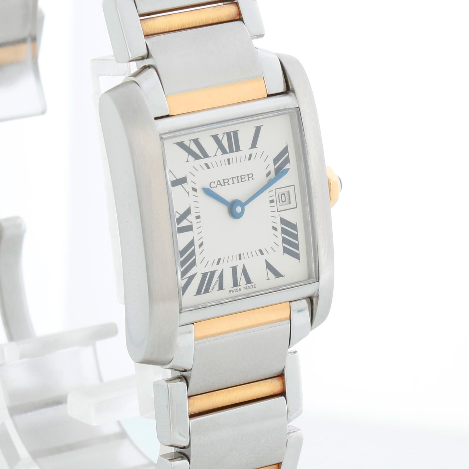 Cartier Tank Francaise Midsize 2-Tone Uhr W51012Q4 2465 - Quarz. Tank Francaise. Gehäuse aus rostfreiem Stahl (25 x 30 mm). Elfenbeinfarbenes Zifferblatt mit schwarzen römischen Ziffern; Datum bei 3 Uhr. Cartier-Armband aus Edelstahl und 18 Karat