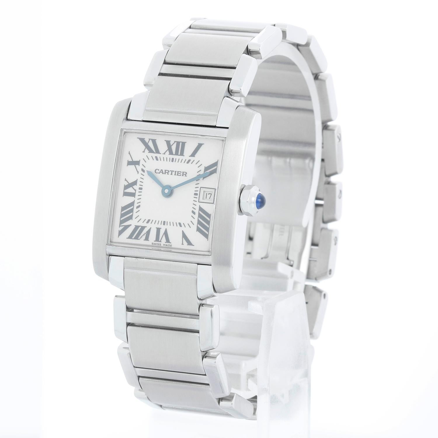 Cartier Tank Francaise Midsize-Edelstahluhr W51011Q3 2465 - Quarz. Gehäuse aus rostfreiem Stahl (25mm x 30mm). Elfenbeinfarbenes Zifferblatt mit schwarzen römischen Ziffern; Datum bei 3 Uhr. Edelstahlarmband mit Faltschließe. Pre-owned Custom Box.
