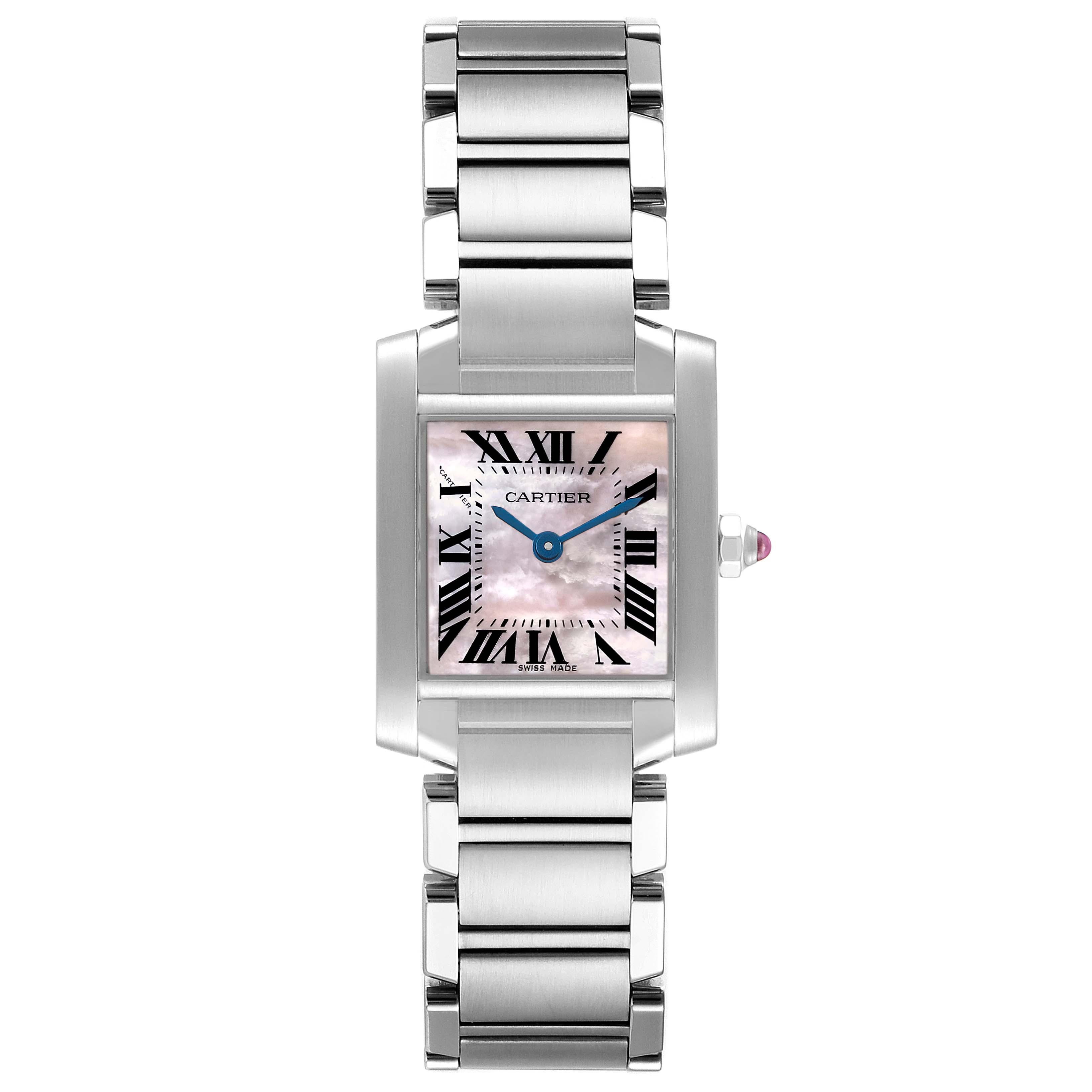 Cartier Tank Francaise Quadrante Madreperla Orologio da donna in acciaio W51028Q3. Movimento al quarzo. Cassa rettangolare in acciaio inossidabile da 20,0 x 25,0 mm. Corona ottagonale con uno spinello rosa cabochon. Vetro zaffiro antigraffio.