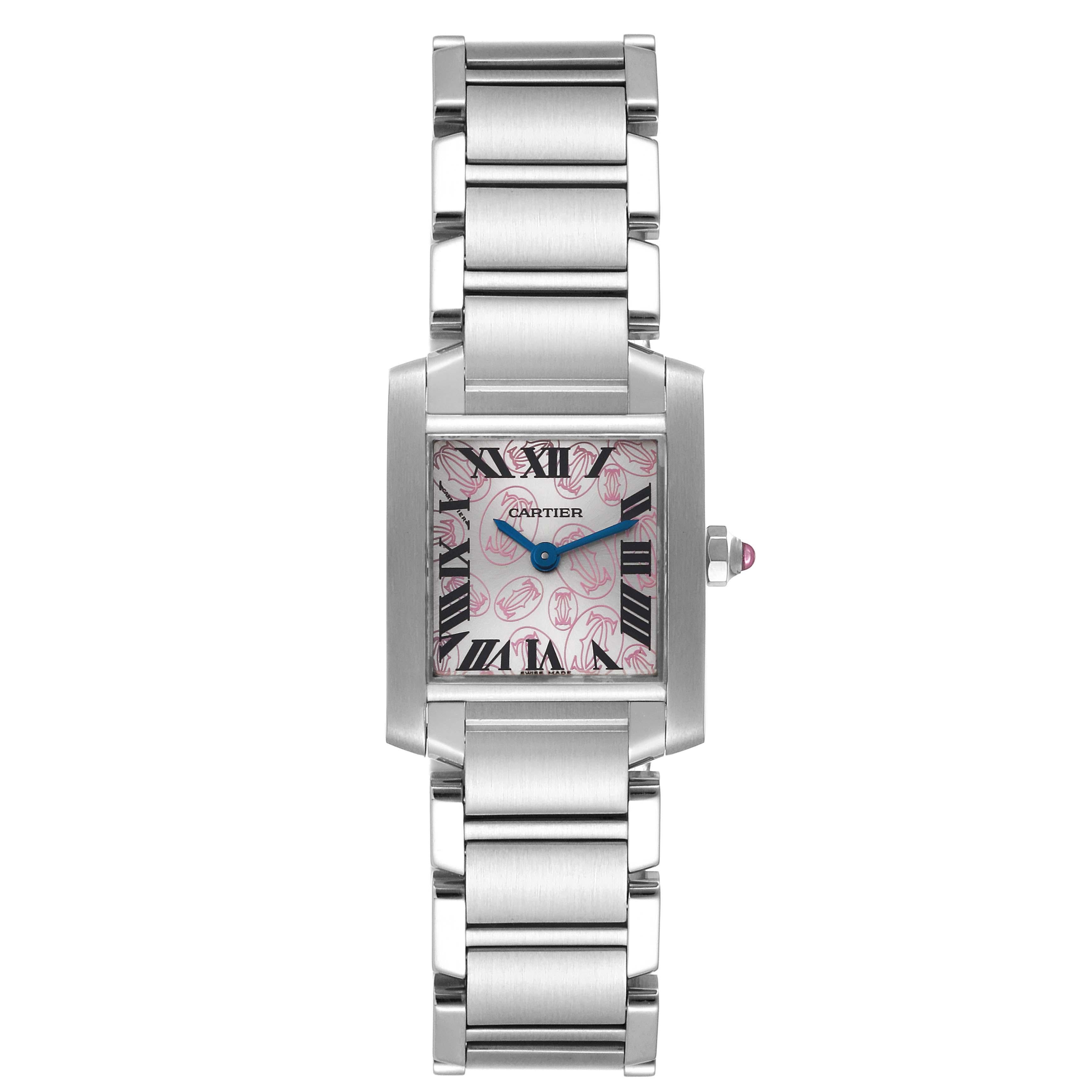 Cartier Tank Francaise Pink Double C Decor Limited Edition Steel Ladies Watch W51031Q3 Box Papers. Mouvement à quartz. Boîtier rectangulaire en acier inoxydable de 20 x 25 mm. Couronne octogonale sertie d'un cabochon de spinelle rose . Verre saphir