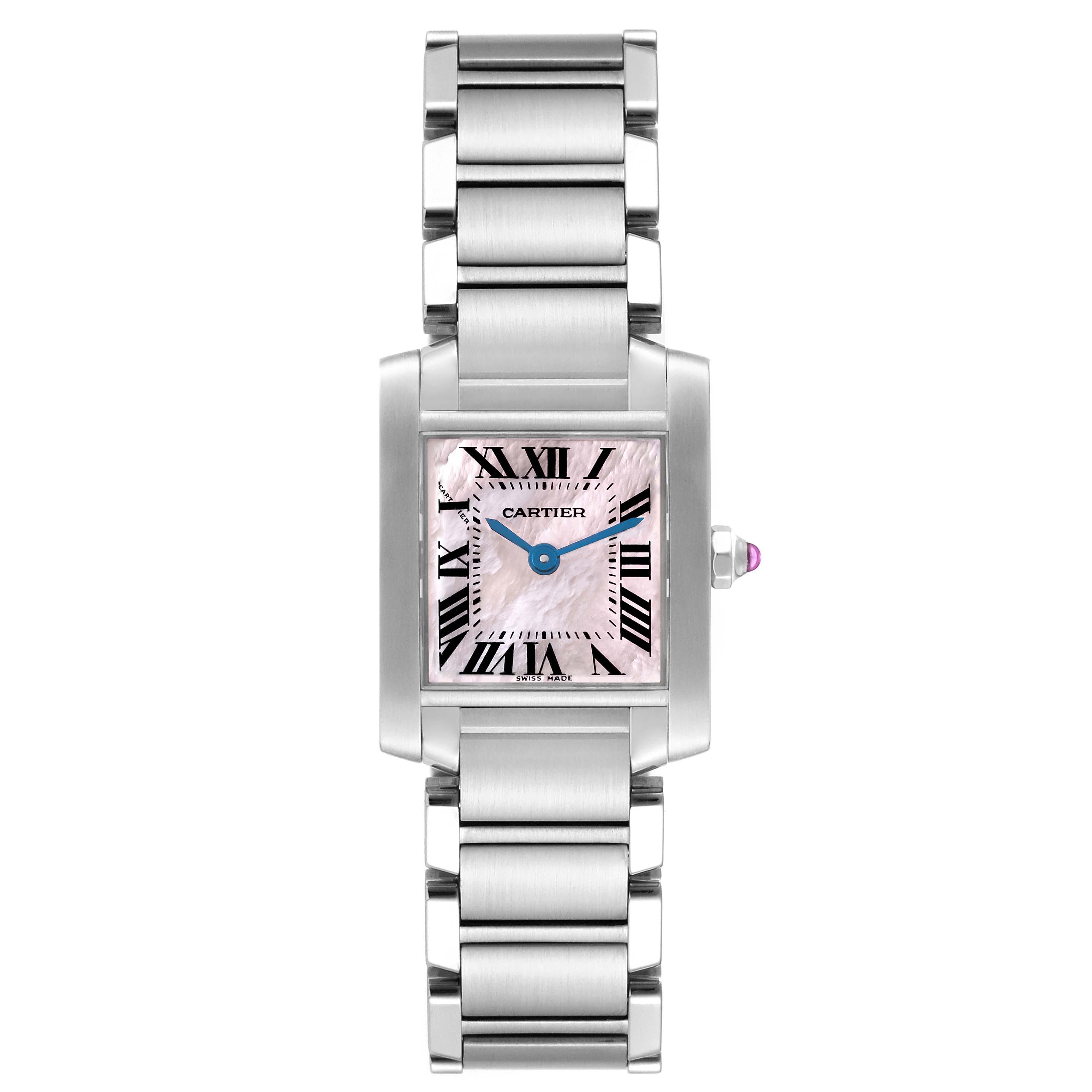 Cartier Tank Francaise Rosa Perlmutt Zifferblatt Stahl Damenuhr W51028Q3. Quarzwerk. Rechteckiges Gehäuse aus Edelstahl 20,0 x 25,0 mm. Achteckige Krone, besetzt mit einem rosa Spinell-Cabochon. . Kratzfestes Saphirglas. Rosa Perlmutt-Zifferblatt