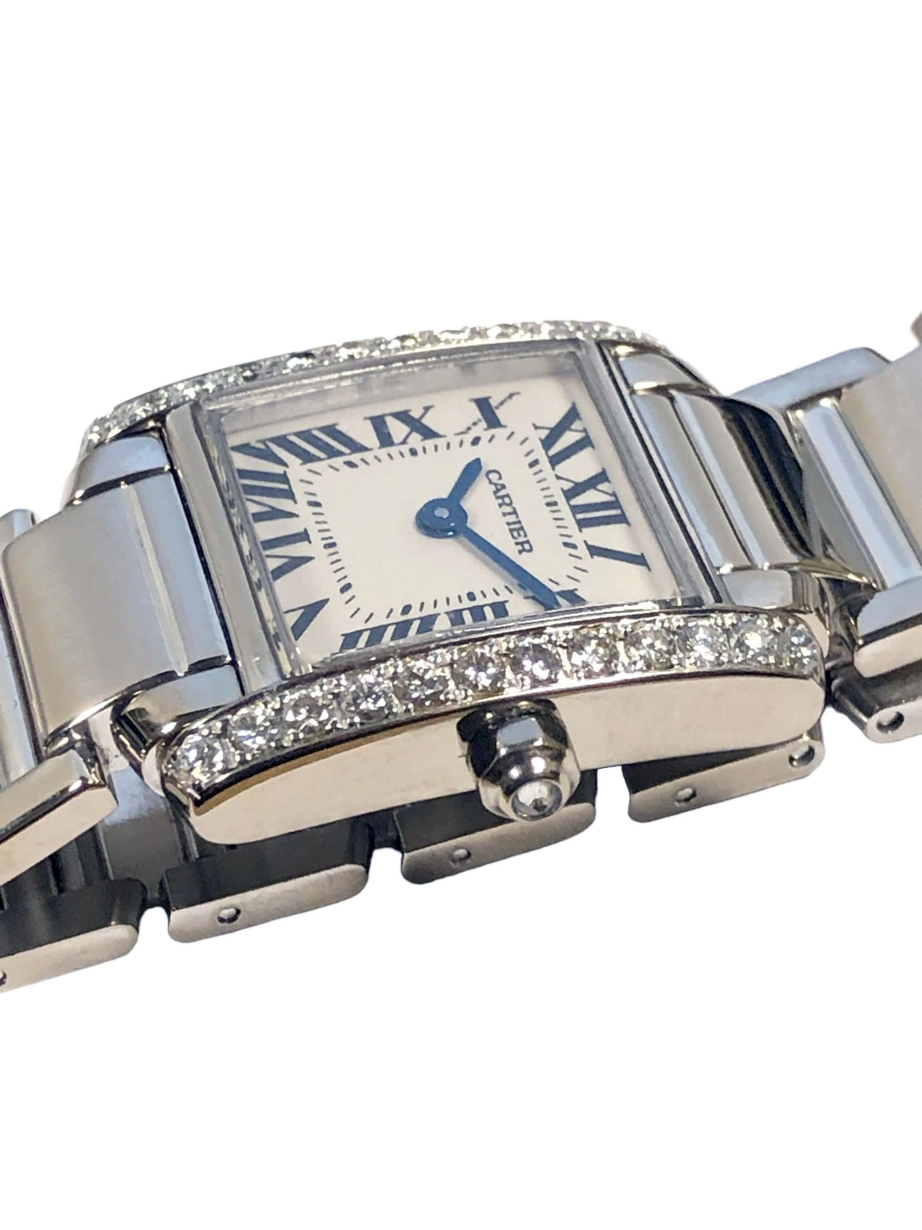 Orologio da polso da donna Cartier Tank Francaise Referenza 2365, 16 x 20 M.M. Cassa impermeabile in oro bianco 18k con diamanti incastonati ai lati della cassa. Movimento al quarzo, quadrante bianco e argento con numeri romani neri. Bracciale largo