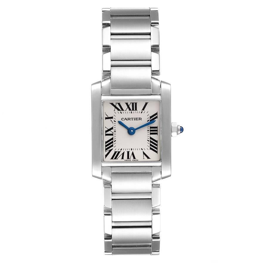 Cartier Tank Francaise Silber Zifferblatt blaue Zeiger Damenuhr W51008Q3 Box Papiere. Quarzwerk. Rechteckiges Gehäuse aus Edelstahl 20,0 x 25,0 mm. Achteckige Krone, besetzt mit einem blauen Spinell-Cabochon. . Kratzfestes Saphirglas. Silbernes,