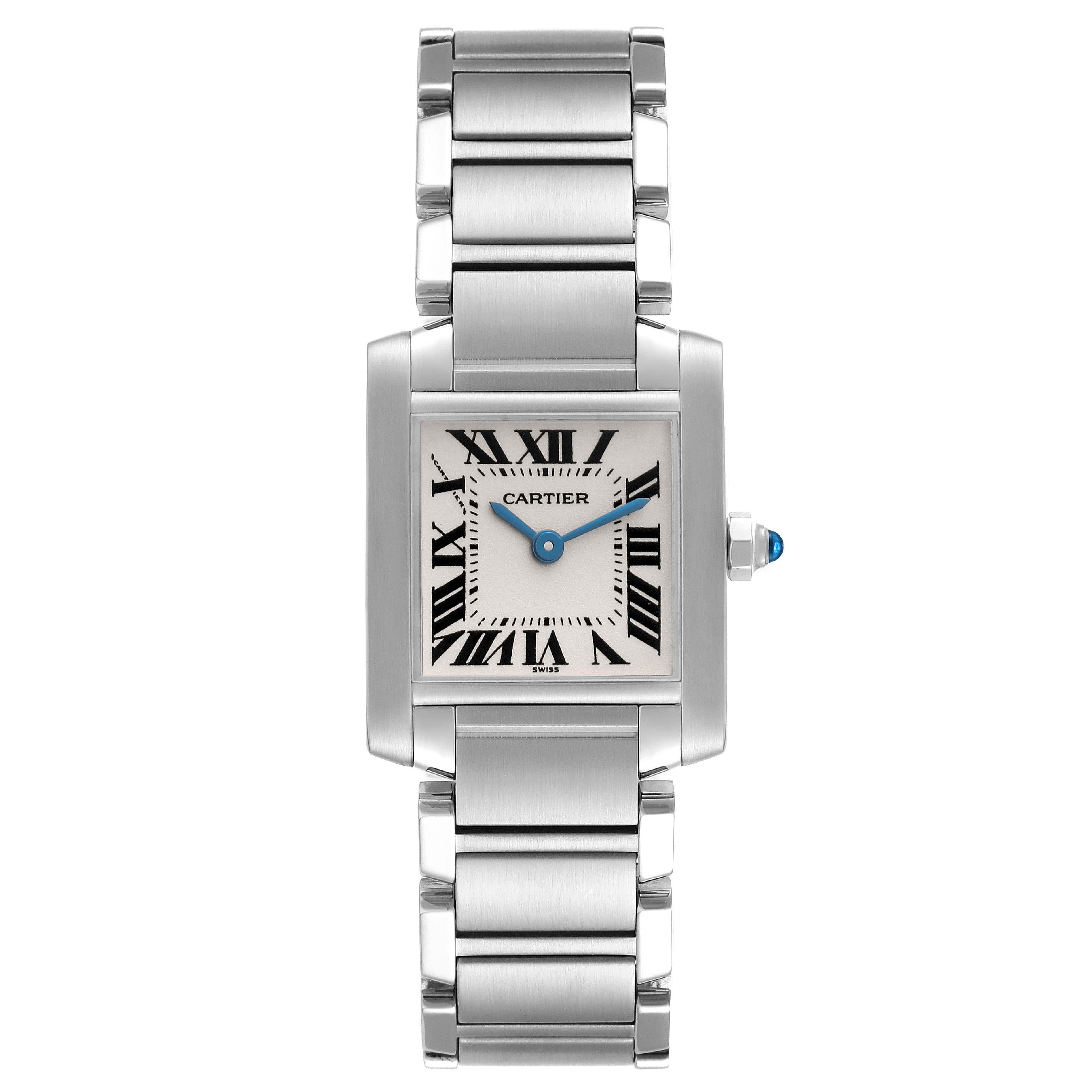 Cartier Tank Francaise Small Silver Dial Steel Ladies Watch W51008Q3. Mouvement à quartz. Boîtier rectangulaire en acier inoxydable de 20,0 x 25,0 mm. Couronne octogonale sertie d'un cabochon de spinelle bleu . Verre saphir résistant aux rayures.
