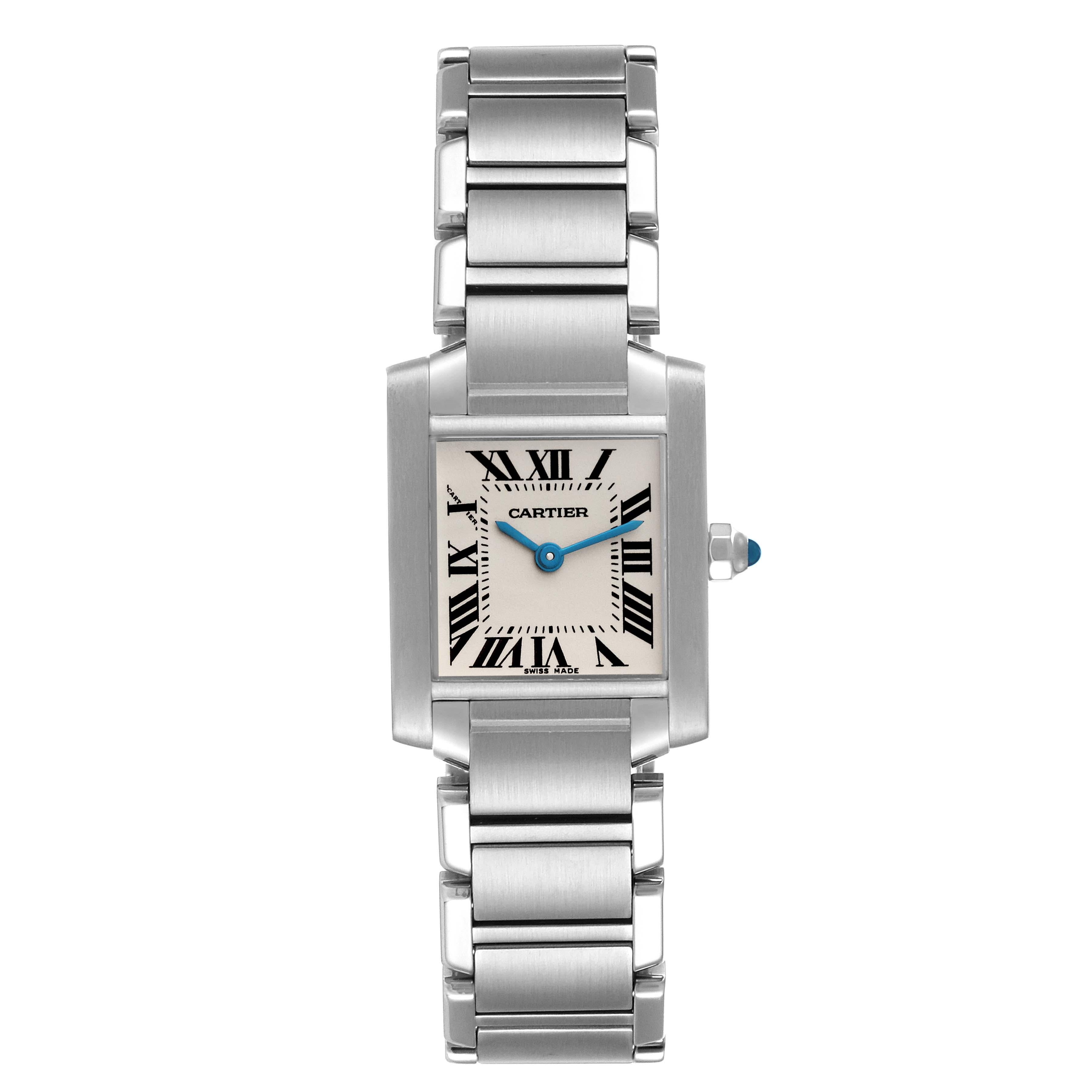 Cartier Tank Francaise Small Silver Dial Steel Ladies Watch W51008Q3. Mouvement à quartz. Boîtier rectangulaire en acier inoxydable de 20,0 x 25,0 mm. Couronne octogonale sertie d'un cabochon de spinelle bleu . Verre saphir résistant aux rayures.