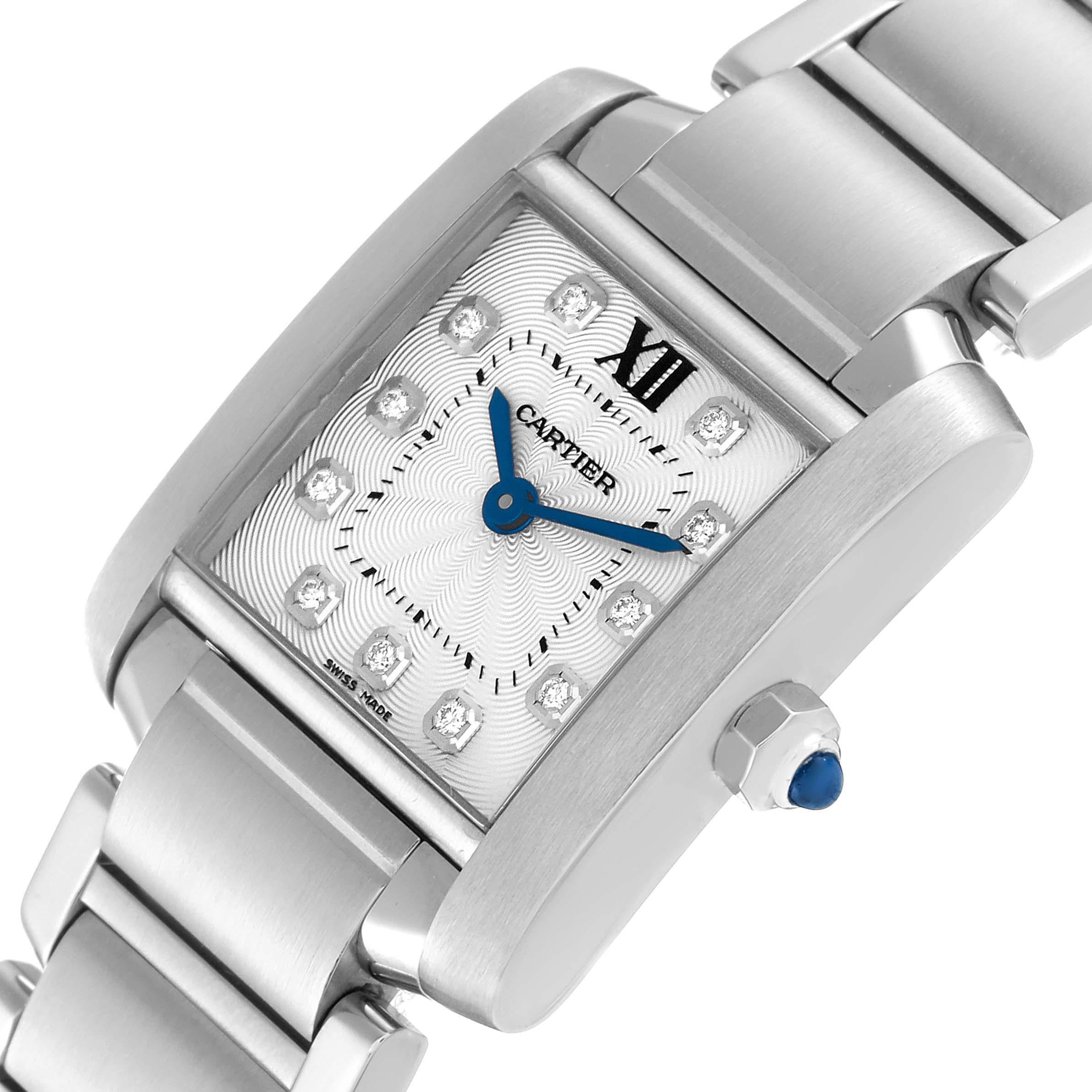 Cartier Tank Francaise Small Steel Diamond Dial Ladies Watch WE110006. Mouvement à quartz. Boîtier rectangulaire en acier inoxydable de 20 x 25 mm. Couronne octogonale sertie d'un cabochon de spinelle bleu . Verre saphir résistant aux rayures.