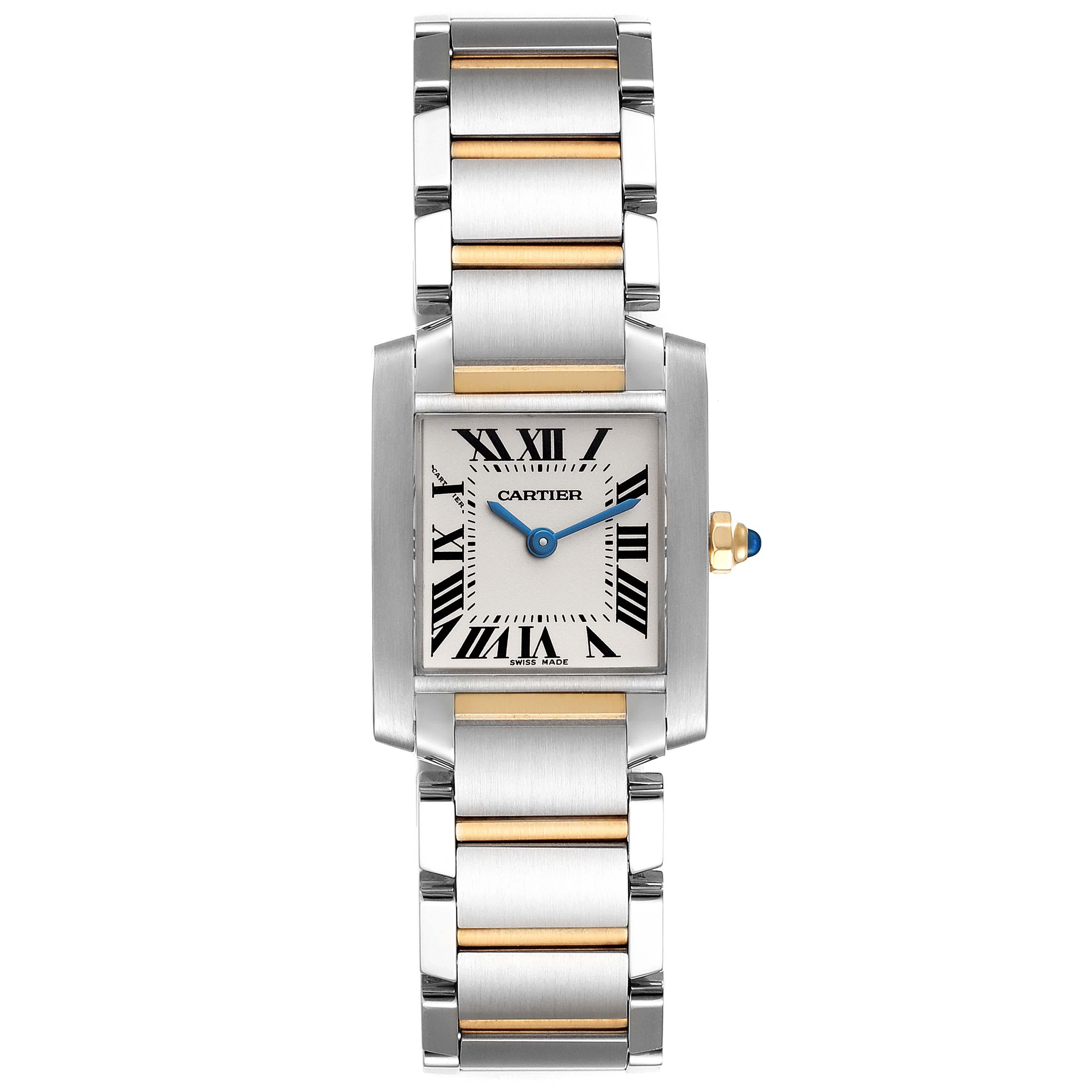 Cartier Tank Francaise Small Stahl Gelbgold Damenuhr W51007Q4. Quarzwerk. Rechteckiges Gehäuse aus Edelstahl 25,0 x 20,0 mm. Achteckige Krone aus 18 Karat Gelbgold, besetzt mit einem blauen Spinell-Cabochon. . Kratzfestes Saphirglas. Versilbertes
