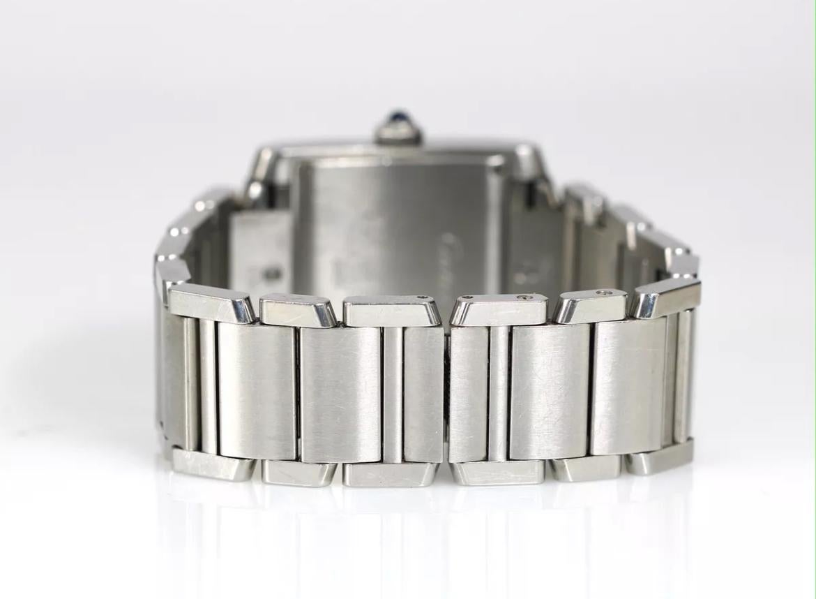 Dies ist eine schöne Cartier Tank Française Edelstahl Referenz # 2465 Uhr, die Luxus und Eleganz ausstrahlt. Die Uhr ist für Frauen konzipiert und verfügt über ein rechteckiges weißes Zifferblatt mit römischen Ziffernindizes. Es handelt sich um eine