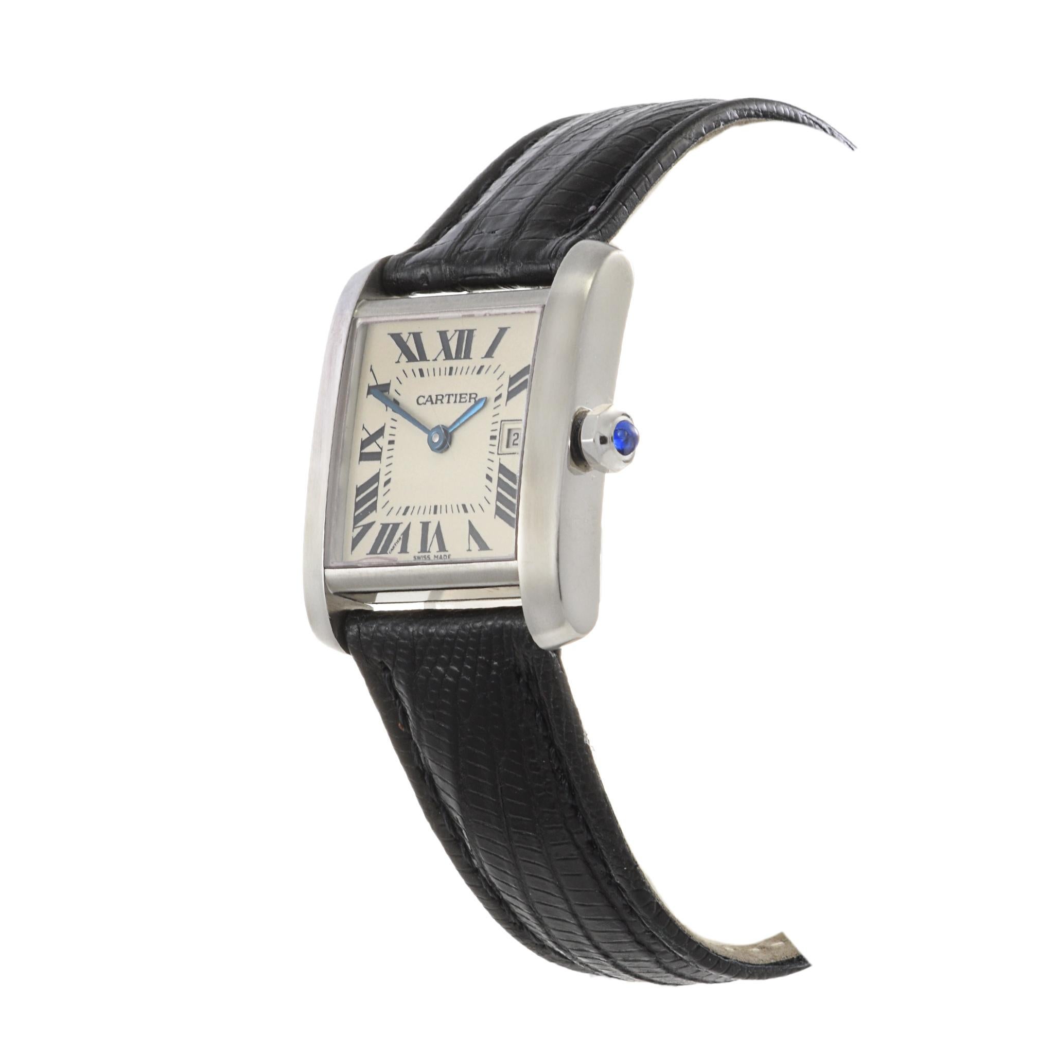 Dies ist eine gebrauchte Cartier Tank Francaise aus den 2000er Jahren. Das Edelstahlgehäuse misst 25 x 30 mm. Diese Uhr wird von einem Quarzwerk angetrieben und verfügt über eine Datumsfunktion. Das Glas ist aus Saphir. Sie ist an einem Lederband