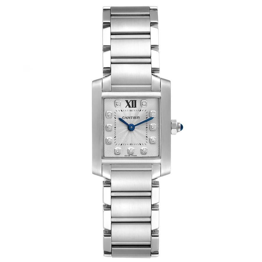 Cartier Tank Francaise Steel Diamond Small Ladies Watch WE110006. Mouvement à quartz. Boîtier rectangulaire en acier inoxydable de 20 x 25 mm. Couronne octogonale sertie d'un cabochon en spinelle bleu . Verre saphir résistant aux rayures. Cadran