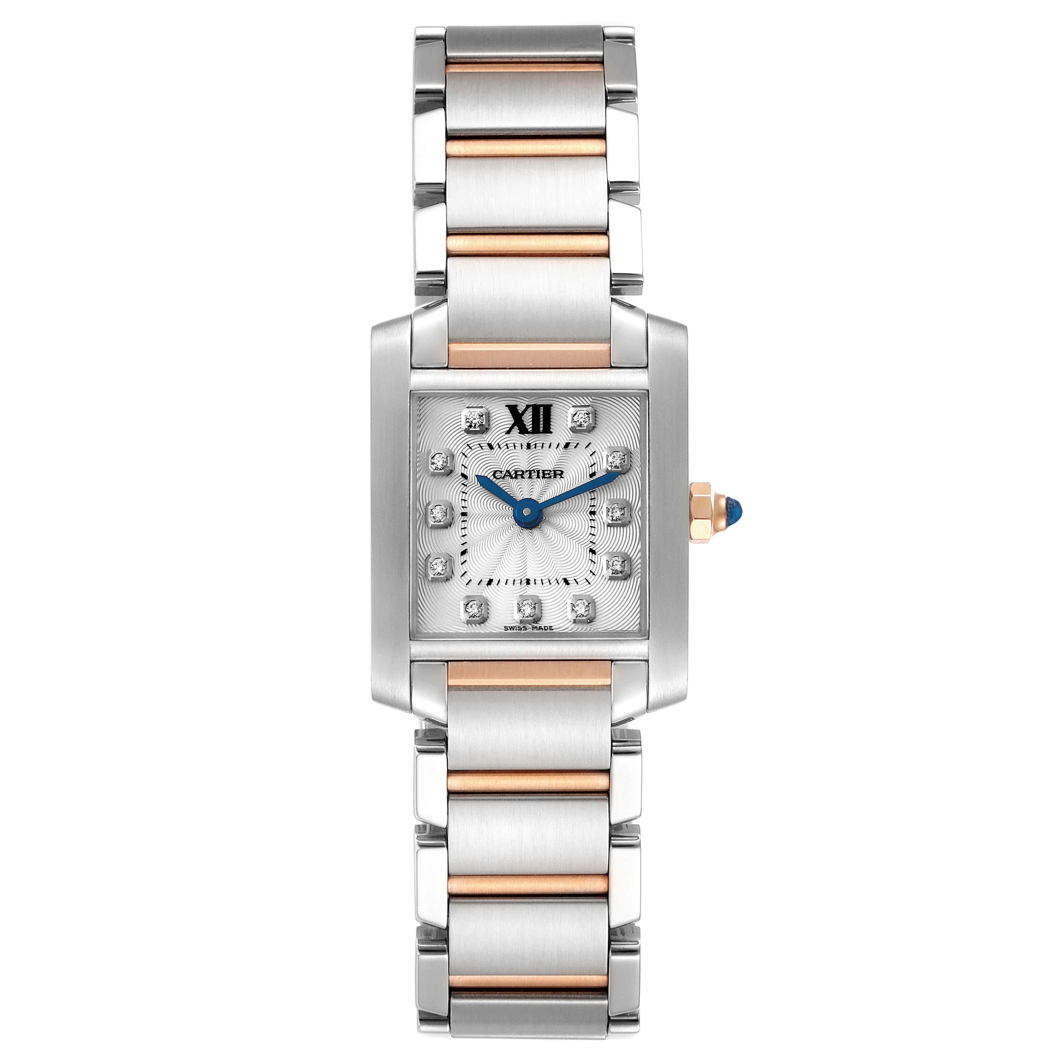 Cartier Tank Francaise Acciaio Oro Rosa Quadrante Diamante Donna WE110004. Movimento al quarzo. Cassa rettangolare in acciaio e oro rosa di 20 mm x 25 mm. Corona ottagonale in oro rosa 18k con spinello blu cabochon. Vetro zaffiro antigraffio.