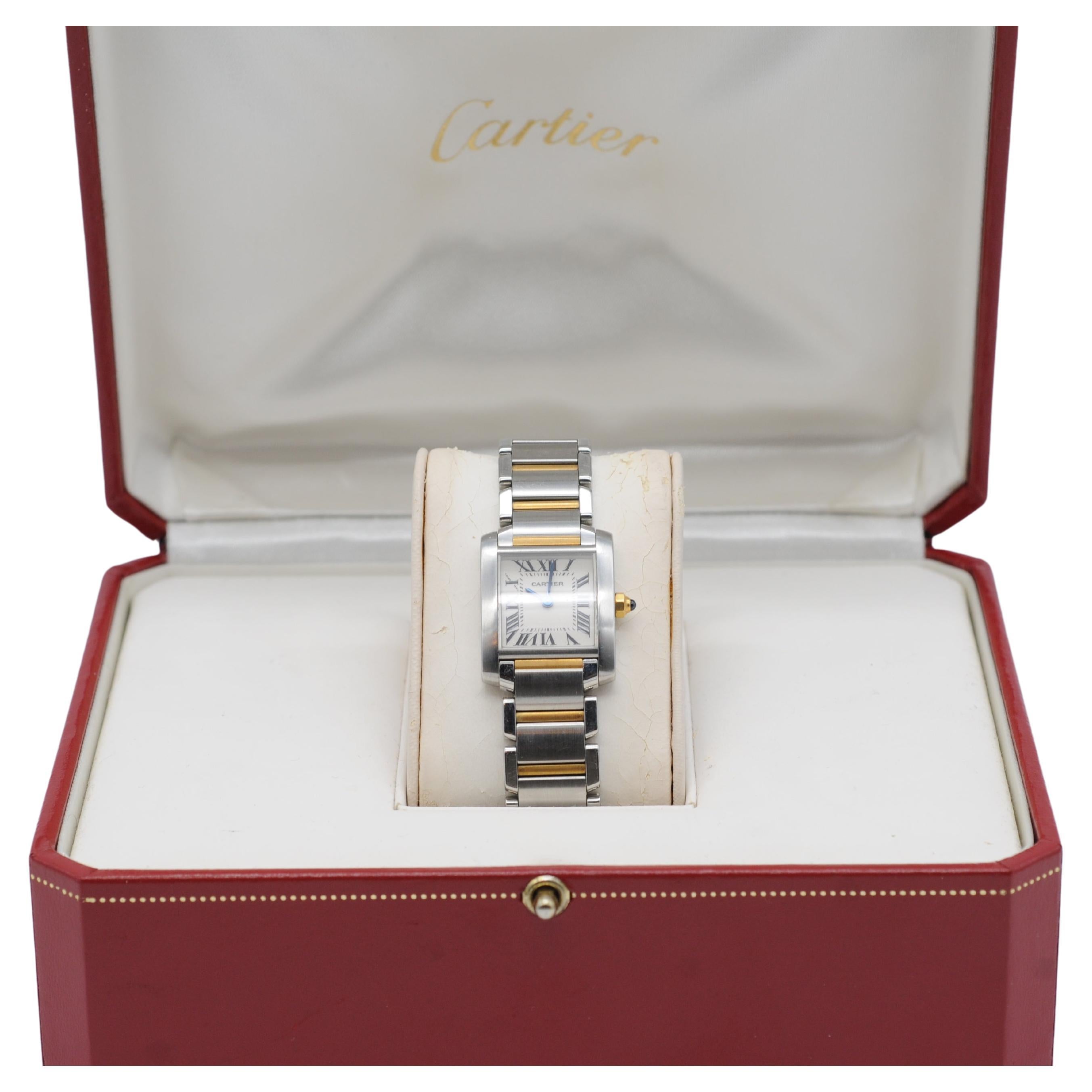 Zum Verkauf steht eine schöne, gut erhaltene Cartier Tank Française W51007Q4, komplett mit Box, Papieren und zusätzlichen Links. Leider lässt sich der Karton nicht mehr so dicht schließen wie früher, aber ansonsten ist alles in einem hervorragenden