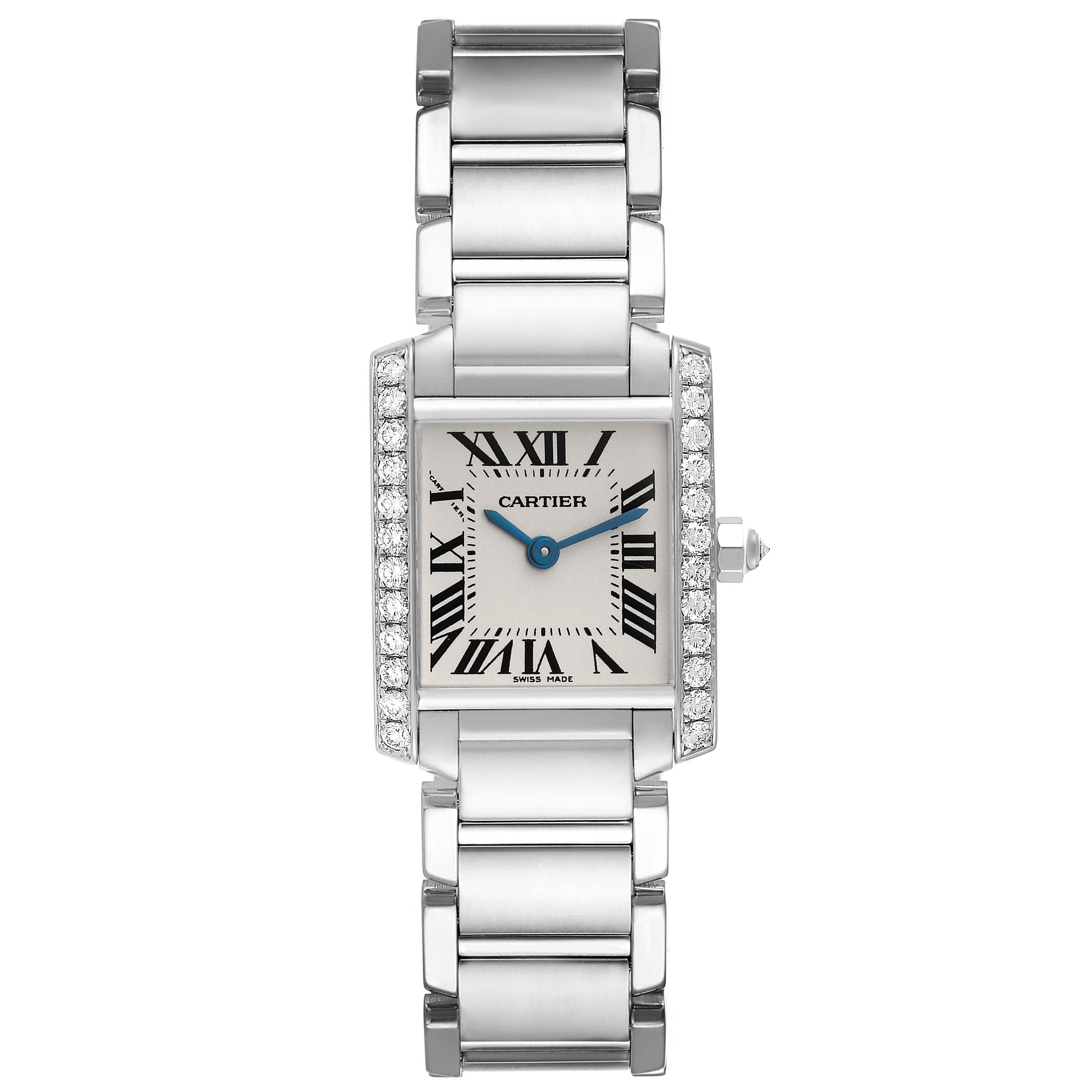 Cartier Tank Francaise Weißgold Diamant Damenuhr WE1002S3. Quarzwerk. Rechteckiges Gehäuse aus 18 Karat Weißgold, 20,0 x 25,0 mm. Achteckige Krone, besetzt mit einem originalen Cartier-Werksdiamanten. Original Cartier Fabrik Diamant Lünette.