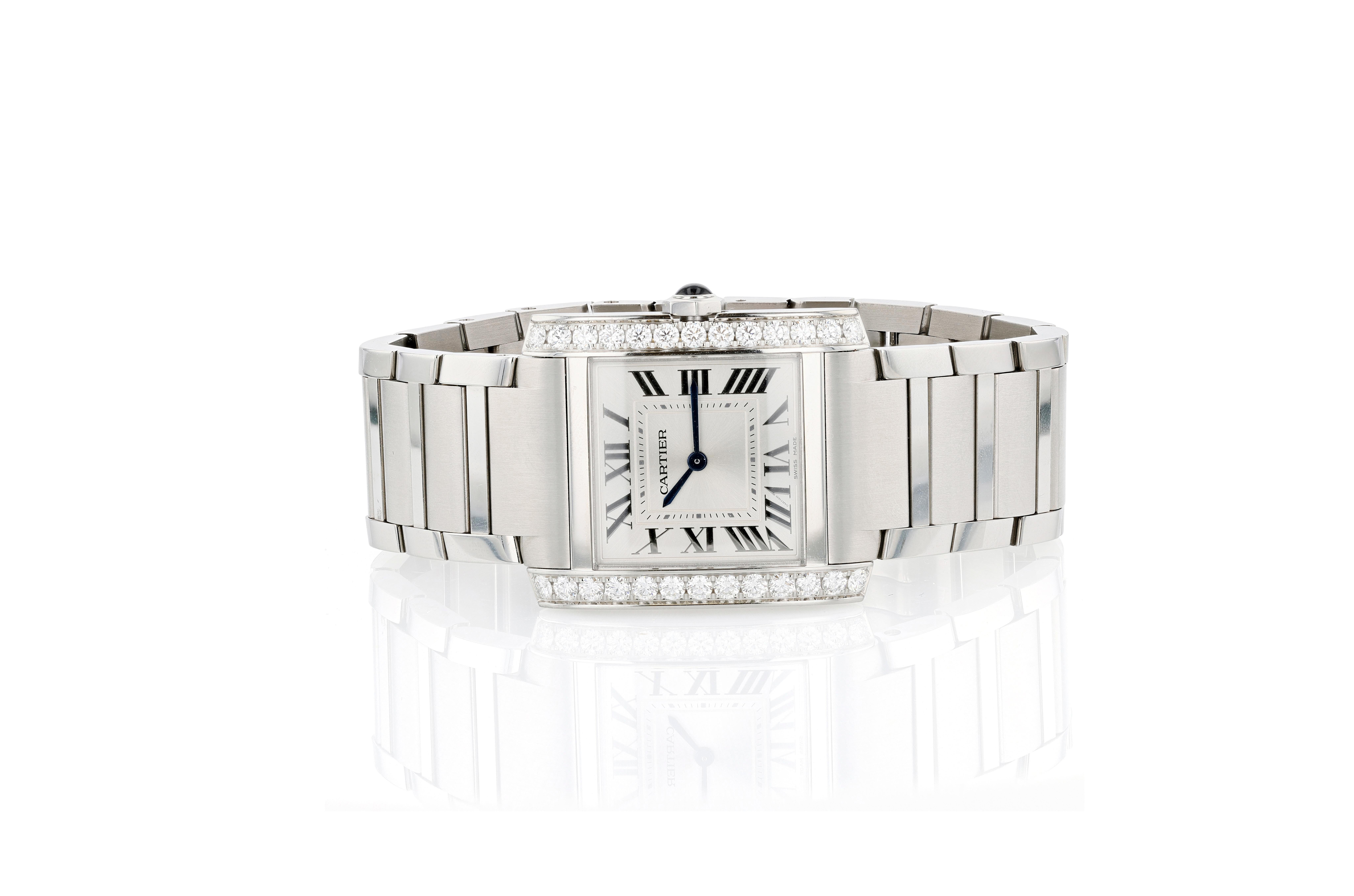 Un grand modèle actuel de Cartier Tank Francais en acier inoxydable avec 13 diamants sertis en usine dans chacun des brancards (26 au total pour un poids de 1,09 carats) à l'état neuf. La montre-bracelet à quartz porte le numéro de référence
