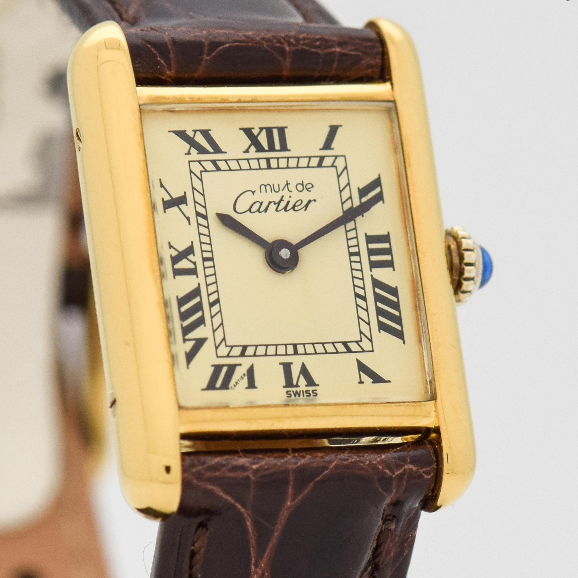 1980's Vintage Cartier Standard Damen Größe Must de Tank 18k Gelbgold vergoldet über Sterling Silber Uhr mit Original Gold / Champagner Zifferblatt mit schwarzen römischen Ziffern. 20mm x 27mm Stollen zu Stollen (0,79 in. x 1,06 in.) - 17 Juwelen,