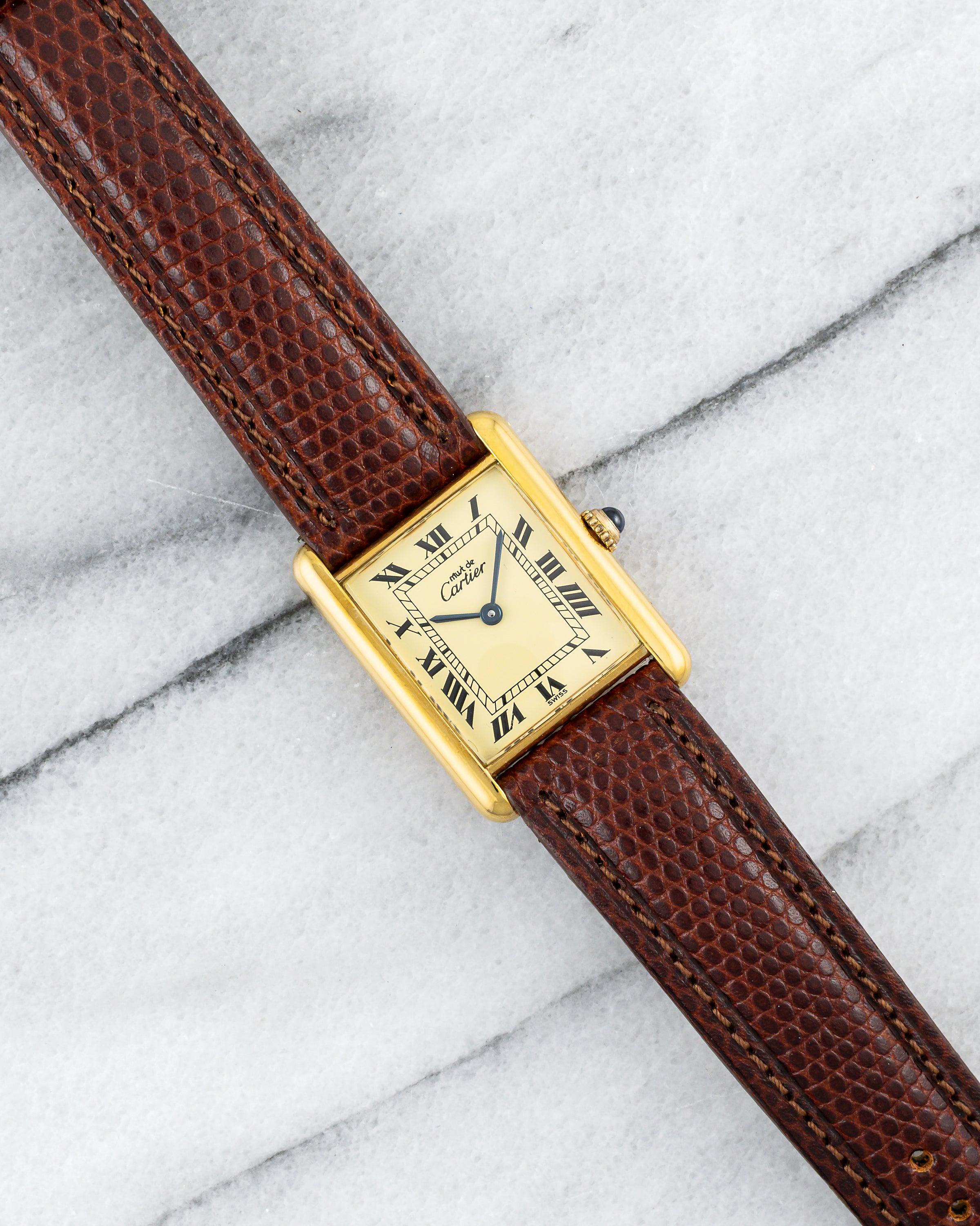Voici un must de Cartier tank quartz vintage avec un cadran à chiffres romains citron de la fin des années 70, début des années 80. L'heure est très précise et l'appareil est entièrement fonctionnel. Les mesures comprennent un boîtier de 23 x 30 mm