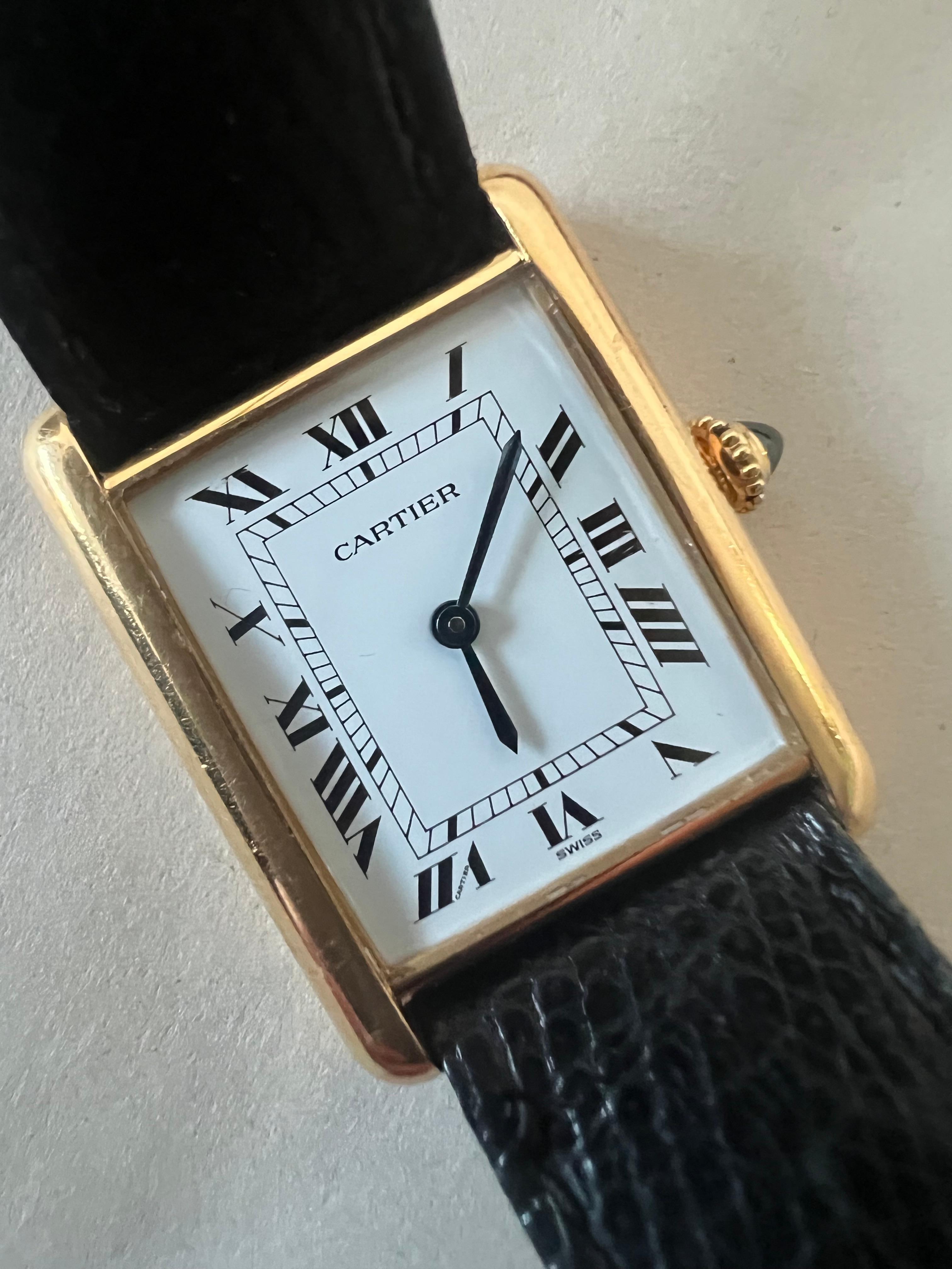 Un tanque clásico Cartier modelo 78086, movimiento de cuerda manual. Fabricada hacia 1980, oro de 18 quilates, con correa/hebilla de cuero original. También se incluye la caja original. Un ejemplar bonito, limpio y sin pulir, con marcas nítidas y