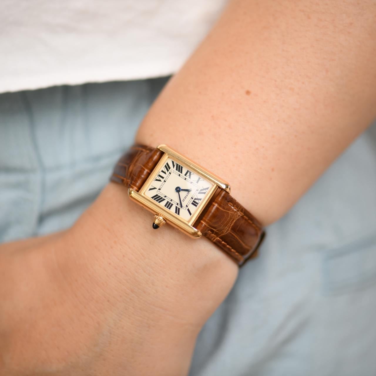 Reloj Cartier Tank Louis Oro Amarillo 18k Pequeño Modelo W1529856 Cabujón en venta