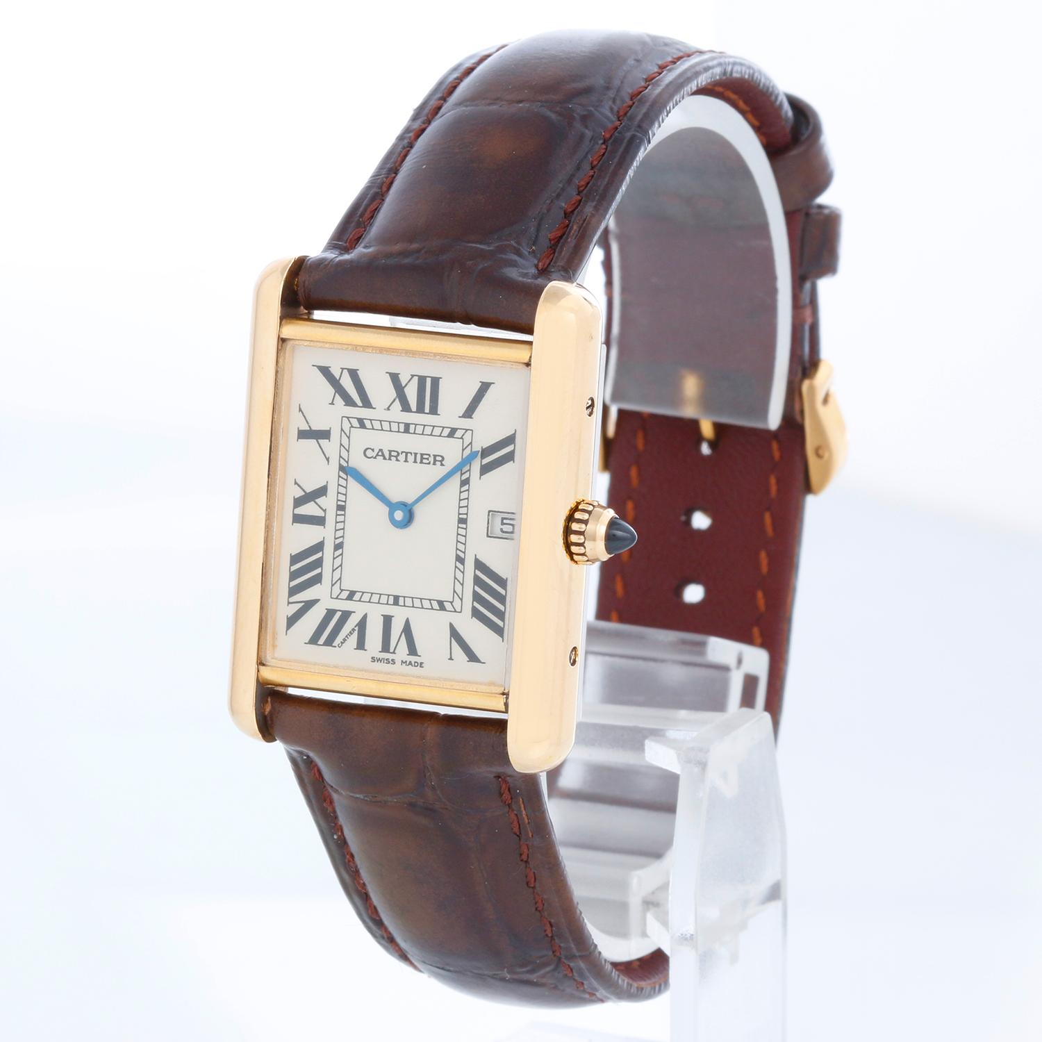 Cartier Tank Louis 18K Gelbgold Unisex Uhr W1529756 2441 - Quarz. 18K Gelbgold ( 26 x 34 mm ). Flaches elfenbeinfarbenes Zifferblatt mit römischen Ziffern; Datum bei 3 Uhr. Braunes Armband mit goldener Cartier-Dornschließe. Pre-owned mit