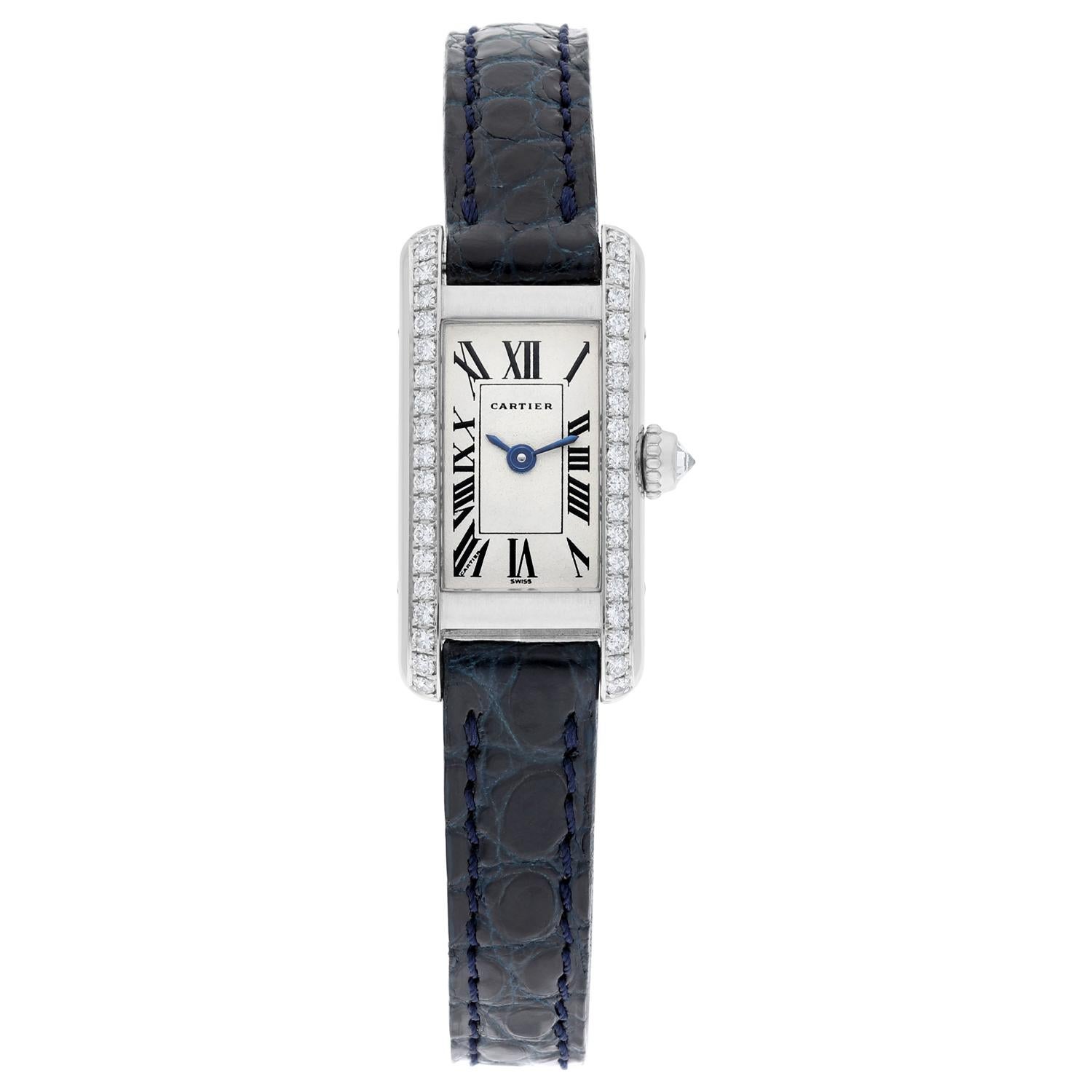 Diese atemberaubende Tank Louis Mini Uhr aus Weißgold und mit Diamanten ist aufgrund ihrer geringen Größe, ihres zarten Designs und ihrer hochwertigen Materialien eine erstklassige Cocktailuhr.
Auch der Cabochon ist mit einem invertierten Diamanten