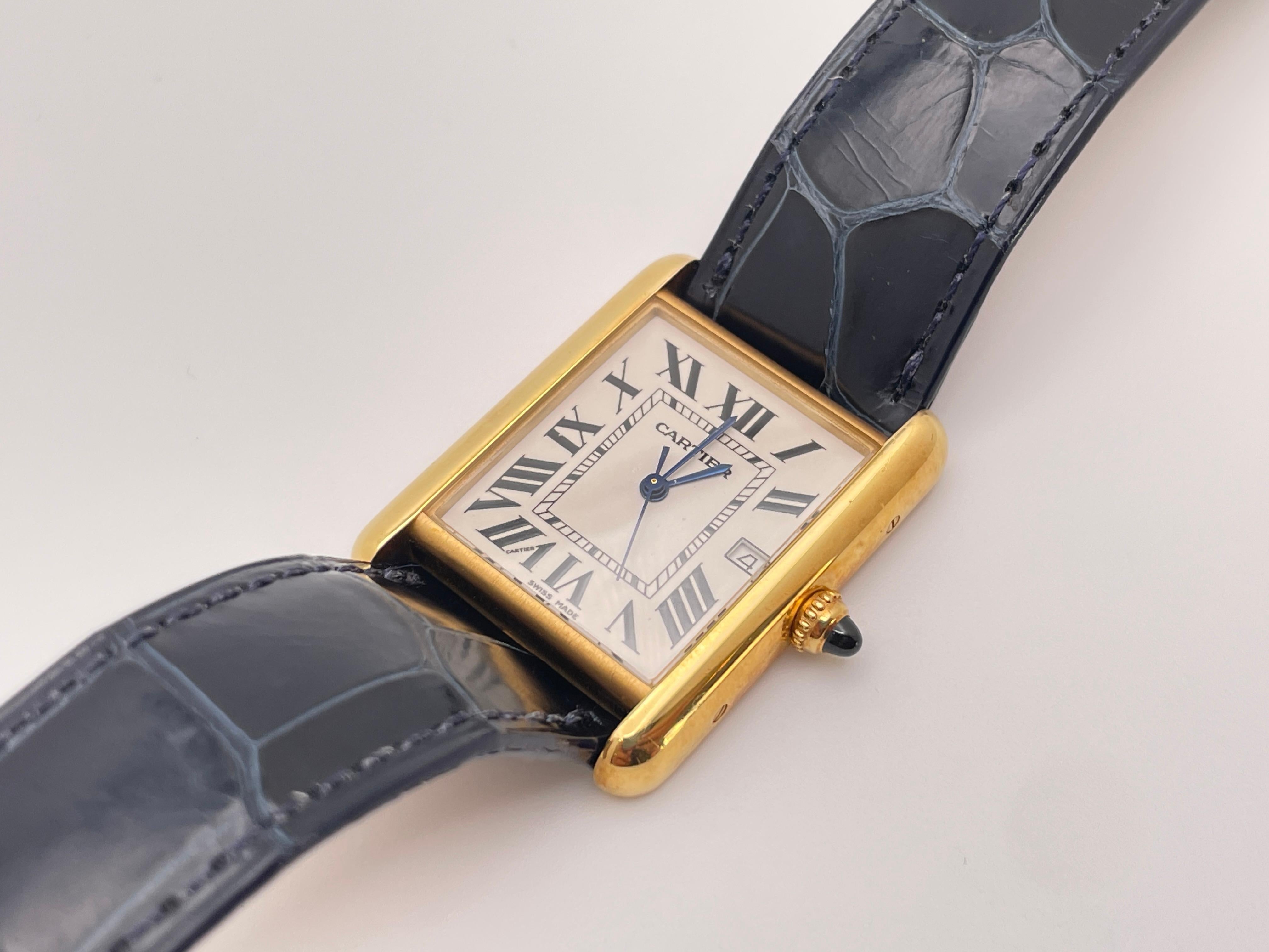 Un autentico Cartier Tank Louis in oro giallo 18 carati  con quadrante bianco e lancette a forma di spada in acciaio azzurrato. Presenta una corona di zaffiro blu con perline, un cristallo minerale, un movimento al quarzo e un'apertura per la data