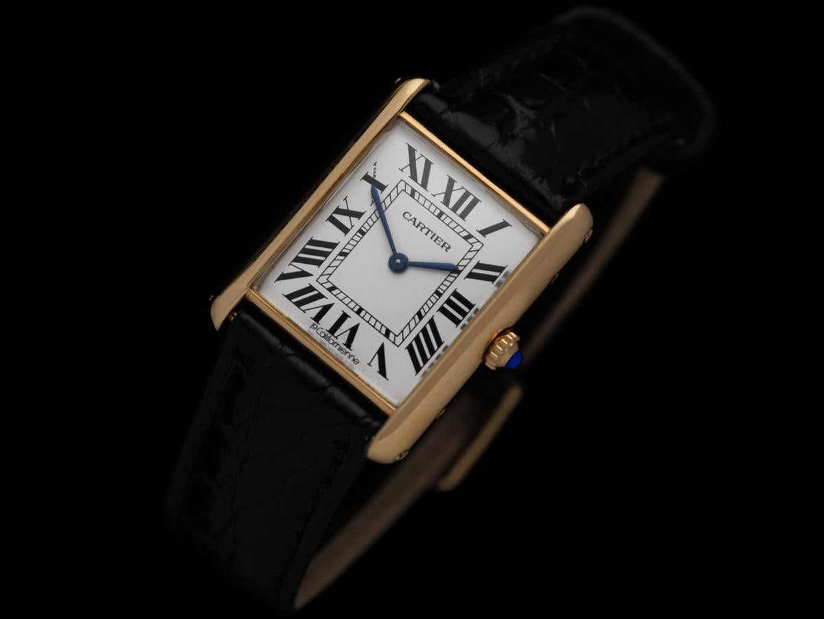 Cartier Tank Louis Mens Midsize Unisex Quartz Watch - Solid 18K Gold In Excellent Condition For Sale In Suwanee, GA