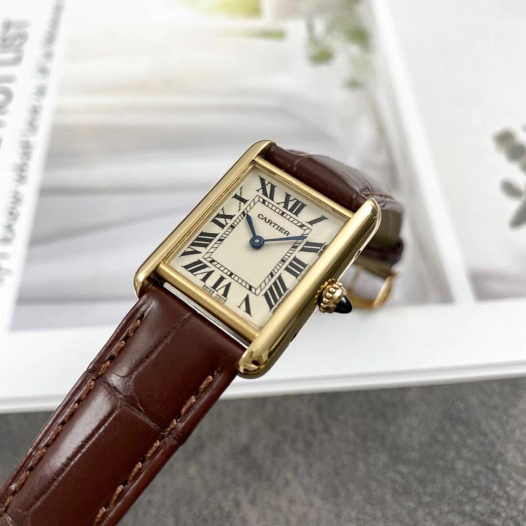 La montre pour femme Cartier Tank Louis Small s'inspire du modèle classique porté autrefois par Louis Cartier lui-même.

Ce superbe boîtier de 22 mm en or jaune 18ct avec couronne à grains circulaires en or jaune 18ct sertie d'un cabochon en saphir,