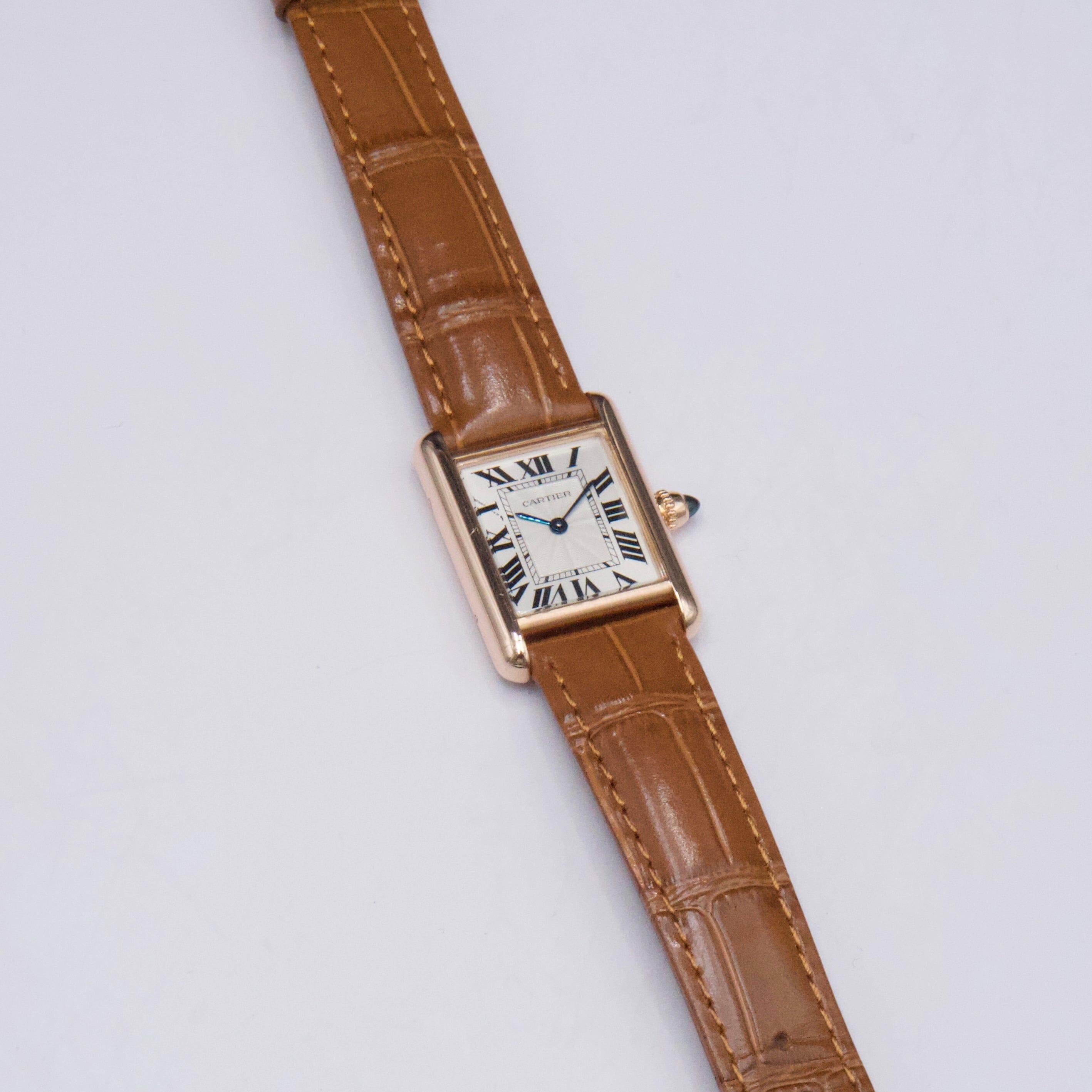 Orologio da donna Cartier Tank Louis WGTA0010 / 3814. Cassa in oro rosa 18 carati da 22 mm. Quadrante argentato con lancette blu e indici a numeri romani neri. Indici dei minuti sul quadrante interno. Cinturino in pelle marrone con fibbia in oro