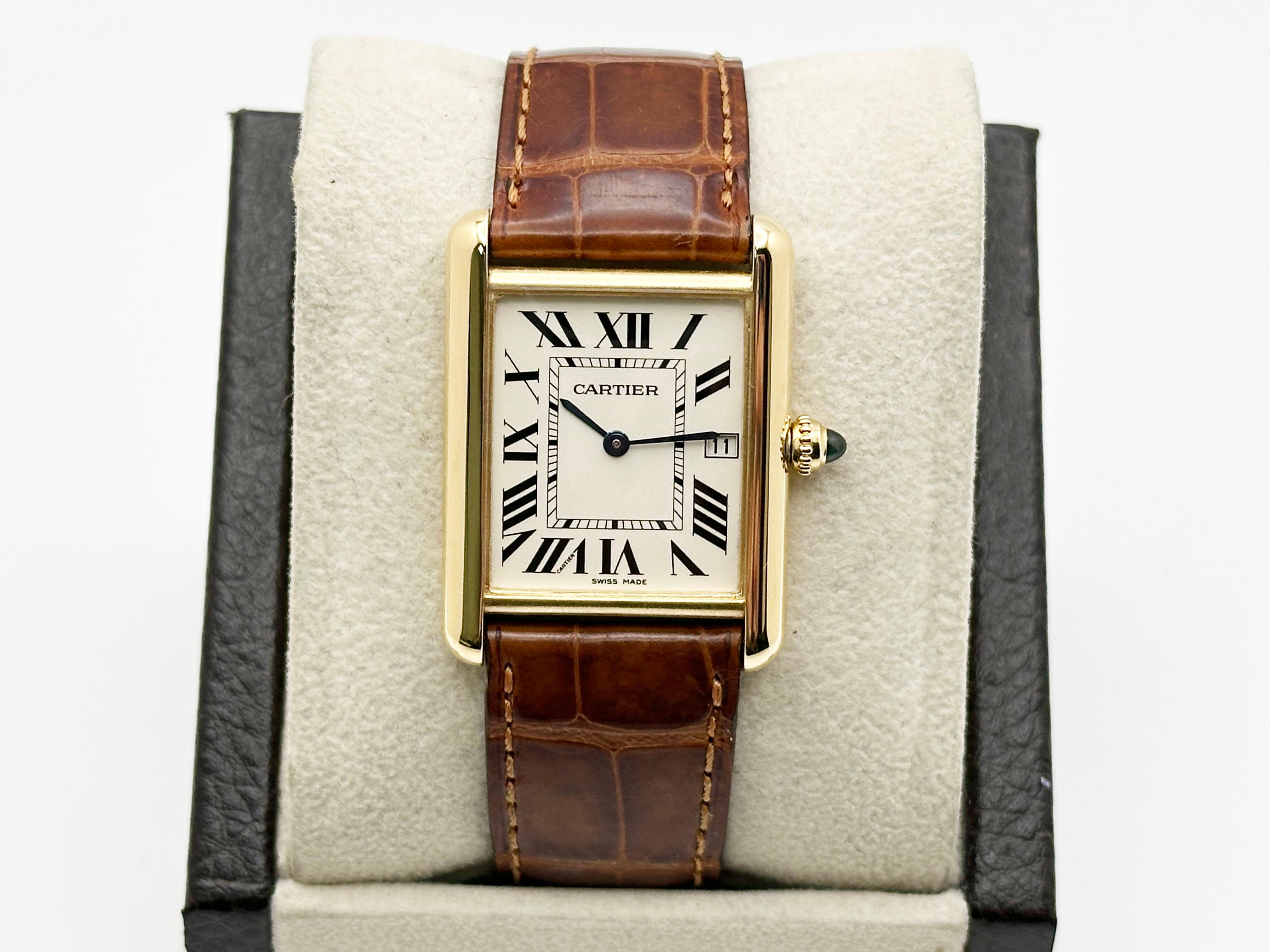 Numero di stile: W1529756 / Ref 2441

 

Model: Cartier Tank Louis Grande

 

Materiale della cassa: Oro giallo 18 carati 

 

Fascia: Fascia in pelle 

 

Lunetta: oro giallo 18 carati 

 

Quadrante:  Avorio 

 

Volto: Cristallo di zaffiro 

