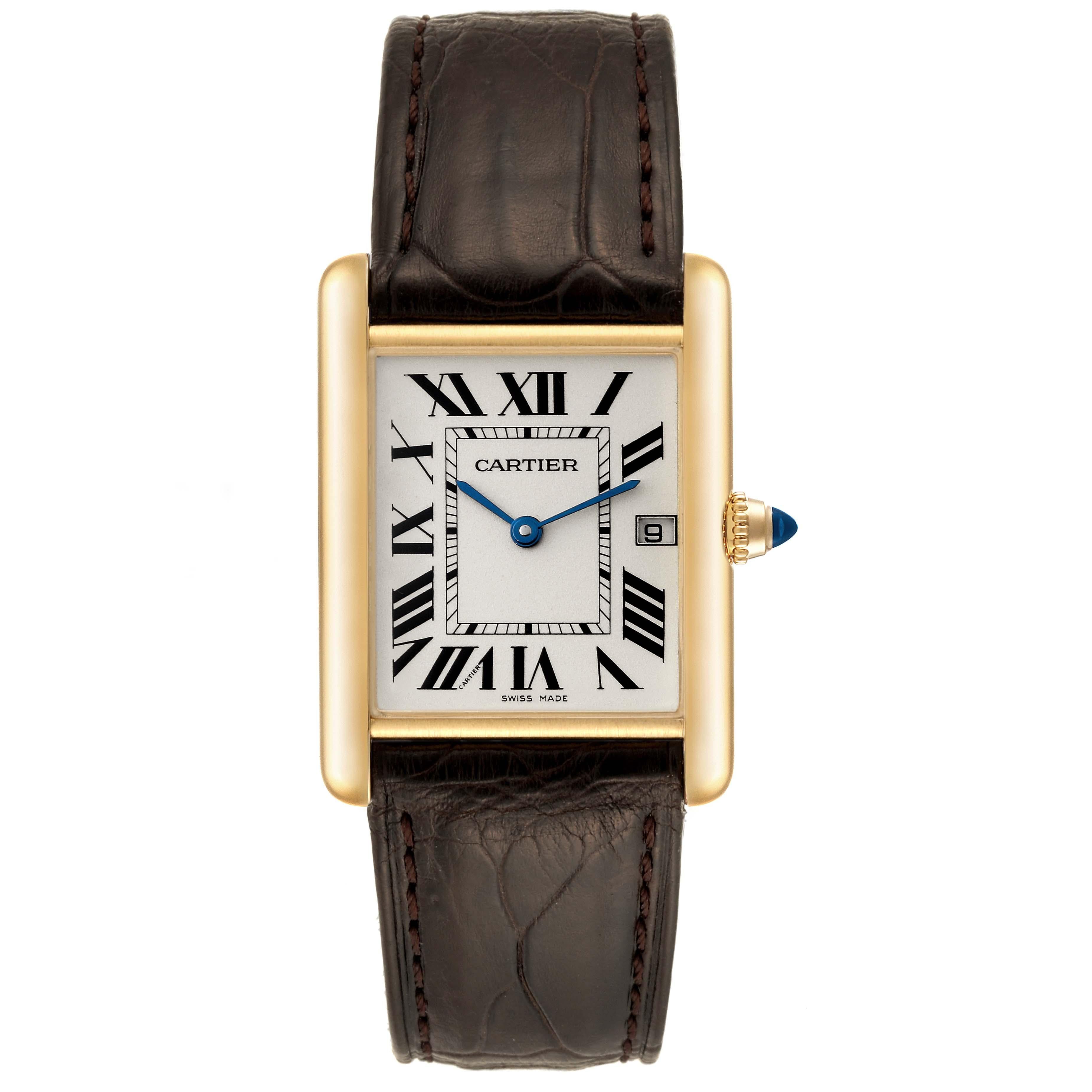 Cartier Tank Louis Or Jaune Bracelet Marron Montre Homme W1529756. Mouvement à quartz. Boîtier en or jaune 18 carats 25,0 x 33,0 mm. Couronne circulaire grainée sertie d'un cabochon de saphir bleu. Bracelet en cuir brun avec boucle à ardillon en or