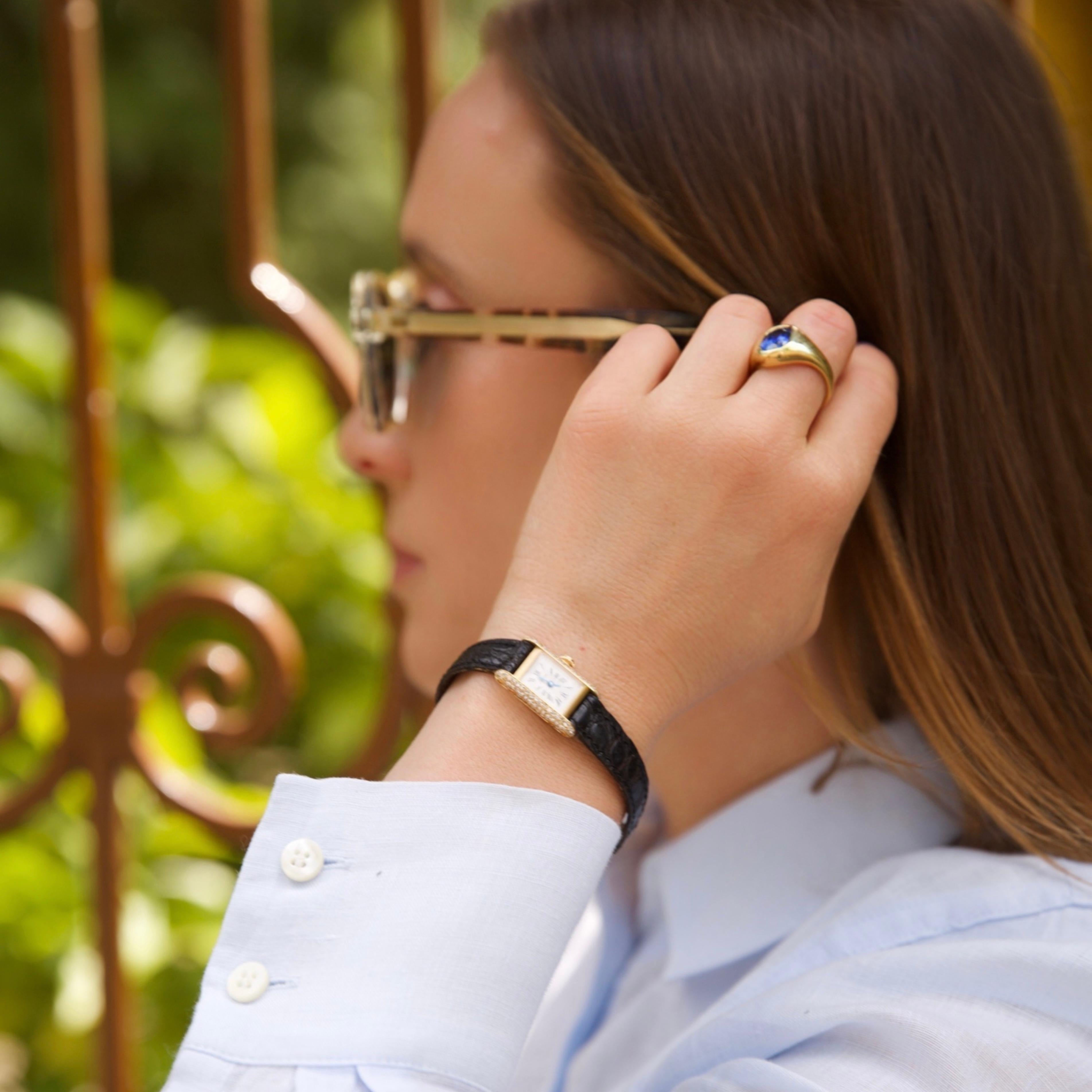 Reloj de pulsera Cartier Tank Mini Quartz para señora, elaborado en oro amarillo de 18 quilates con diamantes engastados de fábrica. Presenta una caja rectangular enmarcada por diamantes redondos de talla brillante a ambos lados y en la corona. La