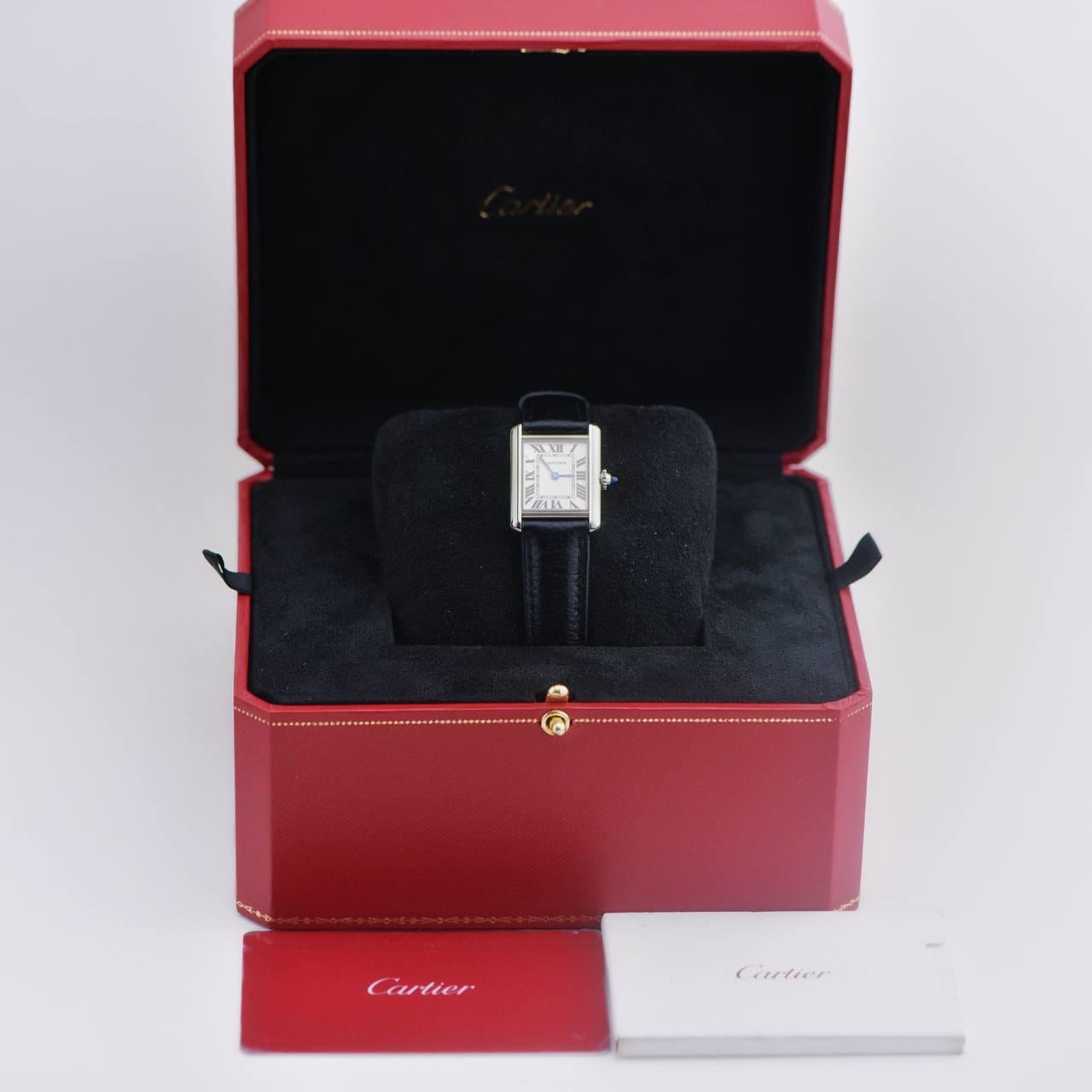 SKU	33301731
Livré avec	Set complet (bo�îte + carte)
Date	2022
RRP	3 150 £ TTC
Modèle	WSTA0042
Numéro de série	43**********
Métal	Acier inoxydable
Matériaux	Cuir de veau
Pierres	Saphir
Poids	20.19 g
Condit	Excellent
Autres informations	Dimensions :