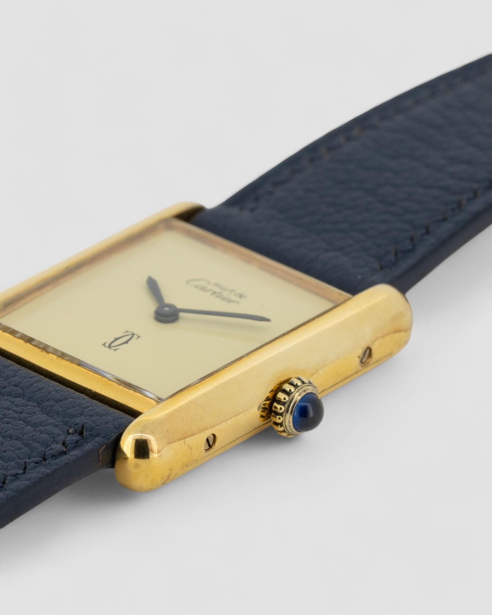 Cartier Tank Must De LM Vermeil Zitrone Zifferblatt 1980er Jahre

SKU 1398

Diese Cartier Tank Must De LM aus den 1980er Jahren präsentiert ein seltenes und auffälliges zitronengelbes Zifferblatt, eine Farbe, die die Eleganz des ikonischen Designs