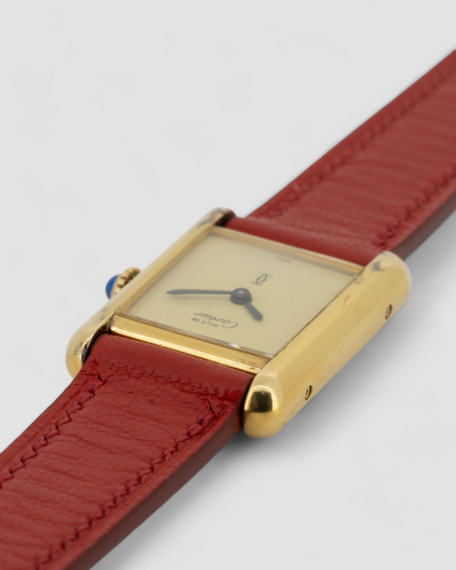 Cartier Tank Must De SM Vermeil Quadrante Limone Anni '80

SKU 1397

Questo Cartier Tank Must De SM degli anni '80 sfoggia un quadrante color limone splendidamente conservato, una delle varianti più distintive e affascinanti della collezione Must