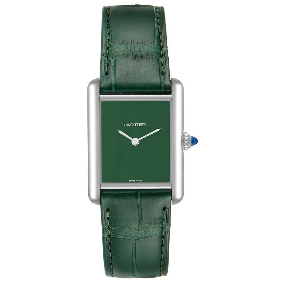 Cartier Tank Must Large Steel Green Dial Ladies Watch WSTA0056 Ungetragen. Quarzwerk. Gehäuse aus rostfreiem Stahl 33,7 x 25,5 mm. Runde, gemaserte Krone, besetzt mit einem blauen Spinell-Cabochon. . Kratzfestes Saphirglas. Grünes Zifferblatt mit