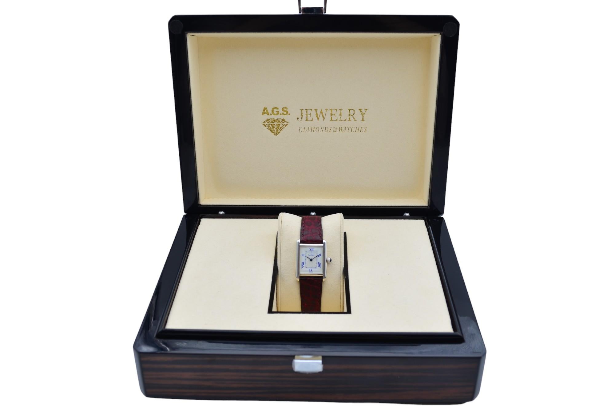 El reloj está en muy buen estado y funciona bien. La longitud total de la pulsera (caja+pulsera) es de 16.5 cm. Presenta ligeros signos de desgaste y arañazos. El reloj se entrega con una caja de madera de AGS Jewelry, junto con una tarjeta de