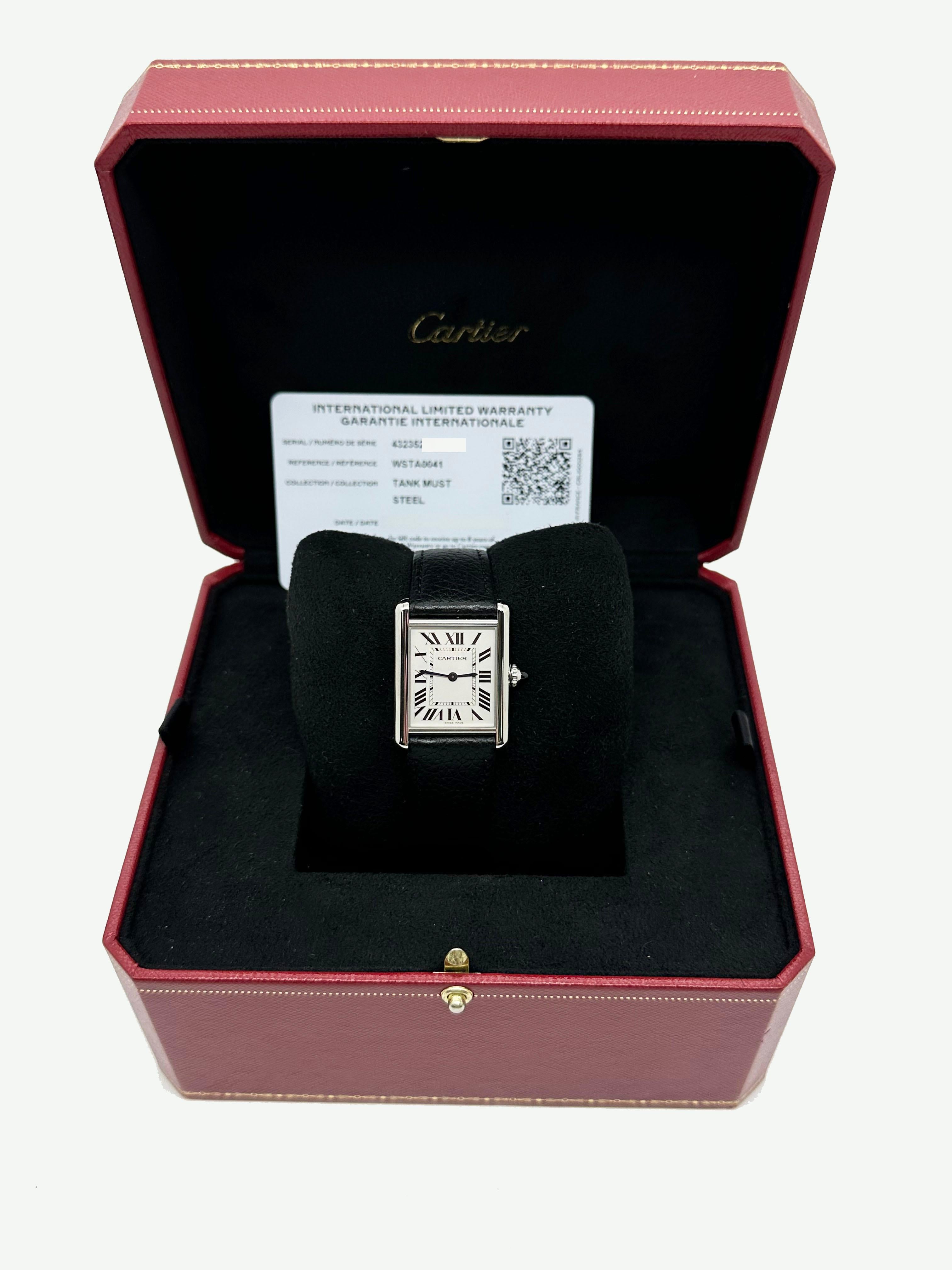 Número de estilo: Ref 4323 / WSTA0041
 
Año: 2020 - Ahora
 
Model No: Tanque Must
 
Material de la caja: Acero inoxidable
 
Correa: Piel negra
 
Bisel:  Acero inoxidable
 
Esfera: Plateada
 
Cara: Cristal de zafiro
 
Tamaño de la caja: 33,7 x 25,5