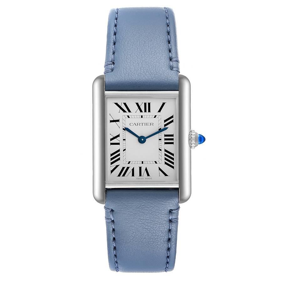 Cartier Tank Must SolarBeat Blue Strap Ladies Steel Watch WSTA0062 Ungetragen. Quarzwerk. Gehäuse aus rostfreiem Stahl 33,7 x 25,5 mm. Perlenbesetzte Krone, besetzt mit einem synthetischen Spinell in Cabochon-Form. . Kratzfestes Saphirglas.