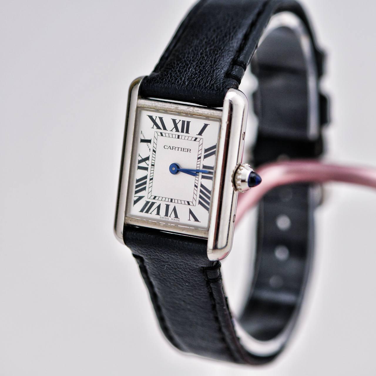 Reloj Cartier Tank Must SolarBeat Modelo Pequeño WSTA0060 en Excelente estado para la venta en Banbury, GB